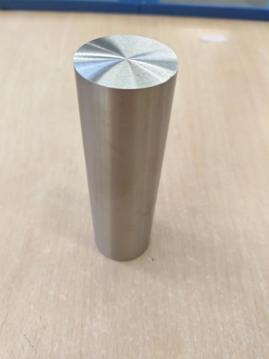 Stäbe aus Wolfram

Bei der Ware handelt es sich um Stäbe aus einer Wolfram-Schwermetalllegierung (ASTM B777-07) mit einem Wolframgehalt von 95 %. Die Stäbe haben einen über die gesamte Länge gleichbleibenden, kreisrunden Durchmesser. Die Stäbe haben verschiedene Durchmesser und Längen.
Die Ware wird u. a. in der Werkzeugfertigung verwendet.

Die Ware ist gemäß ihrer Verwendung als Wolfram und Waren daraus, einschließlich Abfälle und Schrott, andere, andere, Stangen (Stäbe), ausgenommen nur gesinterte, Profile, Bleche, Bänder und Folien, andere, in die Codenummer 8101 9910 90 0 des Zolltarifs einzureihen.