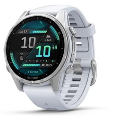 Smartwatch (Abbildung siehe Anlage)
- aus einer berührungsempfindlichen, mehrfarbigen 1,3'' AMOLED-Anzeige mit Funkmodulen für Bluetooth, WLAN, NFC und ANT+, Prozessor, Arbeits- und Festspeicher (mit mobilem Betriebssystem), Funknavigationsempfänger, Sensoren (für Beschleunigung, Herzfrequenz, Sauerstoffsättigung, Luftdruck, Kompass und Temperatur), Lautsprecher, Mikrofon, Vibrationsmotor und Akkumulator in einem am Handgelenk zu tragenden Gehäuse mit seitlichen Bedienelementen, unterseitigem Ladeanschluss und Armband,
- zur drahtlosen Kommunikation mit einem Mobiltelefon und anderen Geräten (u. a. Anzeige von Benachrichtigungen und Kurzmitteilungen, Senden von Kurzmitteilungen und anderen Daten an das Mobiltelefon, Freisprechfunktion einschließlich Rufverwaltung sowie Nutzung von Zahlungssystemen über NFC) - charakterbestimmend -, zum Ausführen von Anwendungen, zur Tonwiedergabe, zur Verwendung als tragbare Leuchte, zur satellitengestützten Funknavigation, Uhrzeitanzeige sowie zur Verwendung als Aktivitätstracker (Messen u. a. von Beschleunigung, Herzfrequenz und Blutsauerstoffsättigung),
- zusammen mit Beipack (Kabel, Dokumentation) in einer gemeinsamen Verkaufsumschließung.
Die Smartwatch bestimmt den Charakter des Ganzen.

"Apparat für die Kommunikation in einem drahtlosen Netzwerk, keine Basisstation, Gerät zum Empfangen, Konvertieren und Senden von Tönen, Bildern und anderen Daten (zusammengesetzte Ware aus Kommunikationsgerät - charakterbestimmend - Gerät zum Aufzeichnen und Verarbeiten von Daten auf Datenträger in codierter Form, Tonwiedergabegerät, tragbarer Leuchte, Funknavigationsgerät, Uhr und Aktivitätstracker, in Warenzusammenstellung in Aufmachung für den Einzelverkauf mit nicht charakterbestimmendem Beipack)"