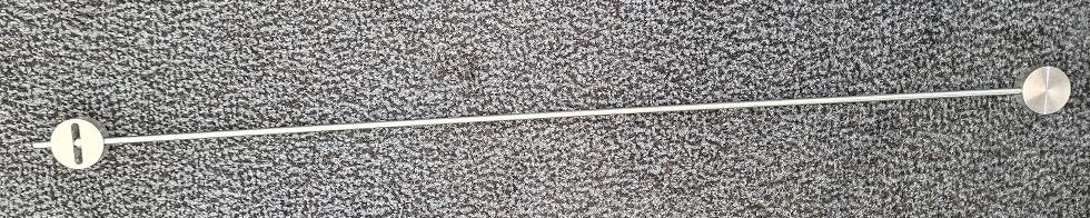 Es handelt sich um aus unedlen Metallen gefertigte Erzeugnisse, bestehend aus einem 715 mm langen Bolzen aus Stahl (Gewindegröße: M5) und einer dazugehörenden Sechskantmutter aus Stahl sowie zwei kreisrunden, verstellbaren, scheibenähnlichen Endstücken (Durchmesser: jeweils 35 mm; Höhe: jeweils 12 mm) aus Aluminium, die jeweils zu einem passgenauen Innengewinde ausgearbeitet sind. Eines der Endstücke weist mittig eine Langlochung auf. Die Erzeugnisse werden in die Nut einer Schranktüre (Innenseite) eingesetzt und dienen deren Stabilisierung.
- Antragstellerangaben -

Abbildung siehe Anlage.

Derartige Erzeugnisse gehören als "andere Beschläge aus unedlen Metallen, für Möbel" zum TARIC-Code 8302 4200 90.

Nicht Position 7616, weil Waren des Kapitels 83 nicht zum Kapitel 76 gehören (Anmerkung 2 Absatz 3 zu Abschnitt XV).
