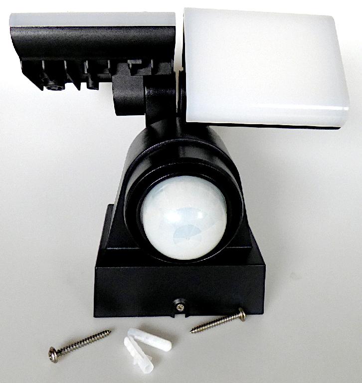 Bei der sog. LED Außenleuchte Phillip, Art. 7803316 (7802922) handelt es sich um eine ca. 202 mm x 151 mm x 153 mm (B x H x T) große, elektrische Wandleuchte, bestehend aus einer Wandbefestigung und -halterung aus Kunststoff mit integriertem Netzteil und Bewegungssensor sowie zwei rechteckigen, auf der Wandhalterung aufgesetzten, beweglichen und nebeneinander platzierten Leuchtenköpfen, die jeweils mit einer Metallhalterung mit integrierter LED-Lichtquelle und einer weißen transparenten Abdeckung aus Kunststoff versehen sind.
 
Techn. Daten (auszugsweise):
- Lichtstrom: 800 lm
- Leistung: 2 x 20 x 5 W
- Spannung: 22-240 V, 50/60Hz
- drehbar: 180°

Die Leuchte ist zur Wandmontage bestimmt.
Zwei Dübel und Schrauben sind als Montagematerial beigefügt.

Der stoffliche Charakter der Leuchte wird nach dem Umfang und der Bedeutung in Bezug auf die Verwendung als stabilitätsverleihendes Element durch den Kunststoff bestimmt.

Das Erzeugnis ist als "Leuchte, anderweit weder genannt noch inbegriffen, elektrische Wandleuchte, ausgenommen solche von der für öffentliche Plätze oder Verkehrswege verwendeten Art, ausschließlich zur Verwendung mit LED-Lichtquellen bestimmt, aus Kunststoff, nicht für zivile Luftfahrzeuge" einzureihen.