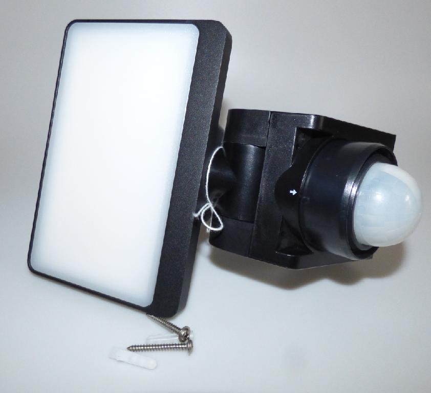Bei der sog. LED Außenleuchte Darius, Art. 8742612 (7802922) handelt es sich um eine ca. 180 mm x 231 mm x 117 mm (B x H x T) große, elektrische Wandleuchte, bestehend aus einer Wandbefestigung und -halterung aus Kunststoff mit integriertem Netzteil und Bewegungssensor sowie einem rechteckigen, auf der Wandhalterung aufgesetzten, beweglichen Leuchtenkopf, der mit einer Metallhalterung mit integrierter LED-Lichtquelle und einer weißen transparenten Abdeckung aus Kunststoff versehen ist.
 
Techn. Daten (auszugsweise):
- Lichtstrom: 1600 lm
- Leistung: 40 x 0,5 W
- Spannung: 220-240 V, 50/60Hz
- drehbar: 180°

Die Leuchte ist zur Wandmontage bestimmt.
Zwei Dübeln und Schrauben sind als Montagematerial beigefügt.

Der stoffliche Charakter der Leuchte wird nach dem Umfang und der Bedeutung in Bezug auf die Verwendung als stabilitätsverleihendes Element durch den Kunststoff bestimmt.

Das Erzeugnis ist als "Leuchte, anderweit weder genannt noch inbegriffen, elektrische Wandleuchte, ausgenommen solche von der für öffentliche Plätze oder Verkehrswege verwendeten Art, ausschließlich zur Verwendung mit LED-Lichtquellen bestimmt, aus Kunststoff, nicht für zivile Luftfahrzeuge" einzureihen.