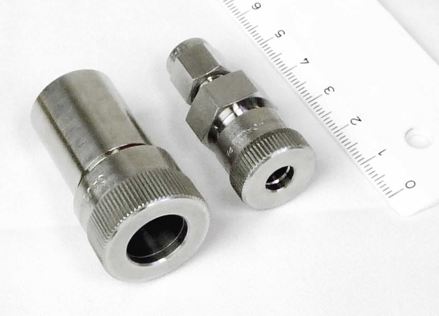 Rohrverbindungsstück aus Stahl

Bei der Ware handelt es sich um verschiedene gerade Rohrverbindungsstücke aus nicht rostendem Stahl (Werkstoffnummer 1.4401), die an beiden Enden oder an einem Ende ein Außengewinde aufweisen und mit einer gerändelten oder sechskantigen Mutter aus nicht rostendem Stahl, einem O-Ring aus Fluorkautschuk und einer Hülse aus nicht rostendem Stahl ausgestattet sind. Die Artikel dienen zum Verbinden von Rohren. Die Verbindungsstücke sind als Verbindungsstück, Reduzierverbindungsstück, Einschraubverbindungsstück und Verbindungsstück mit Schlauchnut mit verschiedenen Rohraußendurchmessern zwischen 1/16 " und 1 1/2 " erhältlich.

Die Ware ist nach ihrer Beschaffenheit als "anderes Rohrverbindungsstück, aus nicht rostendem Stahl, mit Gewinde", in die Codenummer 7307 2910 90 0 des Zolltarifs einzureihen.