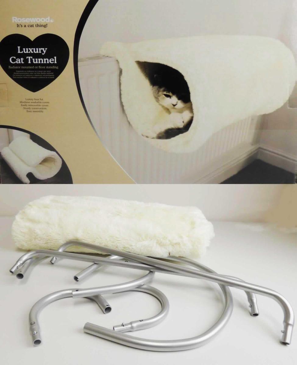 Katzenliege, sog. Heizungsliege 2 in 1 creme, Foto siehe Anlage, 
- in einem bedruckten Pappkarton verpackt; noch nicht zusammengesetzt eingehend, 
- in Form einer an einen Heizungskörper zu hängenden Liege; in den Abmessungen laut Antrag von 45 cm (Länge) 
  x 38 cm (Breite) x 27 cm (Höhe), bestehend aus: 
- - aus einer rechteckig zusammengenähten Hülle aus einfarbigen Plüschgewirken aus laut Antrag 100 % Polyester 
    (synthetische Chemiefasern); einseitig mit Schaumkunststoff gepolstert, 
- - einem passgenauen, zusammenzusteckenden Gestell aus unedlem Metall, dass an seinen Enden hakenförmig 
    geformt ist (die Spinnstoffhülle wird über das Gestell gezogen und so an einen Heizkörper angehängt), 
- durch Zusammenfügen konfektioniert, 
- dient als Schlaf- und Liegeplatz für Katzen, 
- keine Einreihung in die Position 9404, da Liegen aus Spinnstoffen keine Ähnlichkeit mit Bettausstattungen und 
  ähnlichen Waren aufweisen; zudem ohne zusätzliche Elemente, die auf eine Verwendung als Bettausstattung 
  hinweisen, 
- kennzeichnet sich aufgrund der "raumbezogenen Funktion" als Ware zur Innenausstattung, somit keine Ware der 
  Position 6307, 
- das Plüschgewirke aus Spinnstoffen bestimmt insbesondere im Hinblick auf den Umfang und das äußere 
  Erscheinungsbild den Charakter der Ware.

"Andere Ware zur Innenausstattung (Katzen-Heizungsliege) aus Spinnstoffen, keine Ware der Position 9404, 
 aus Gewirken"