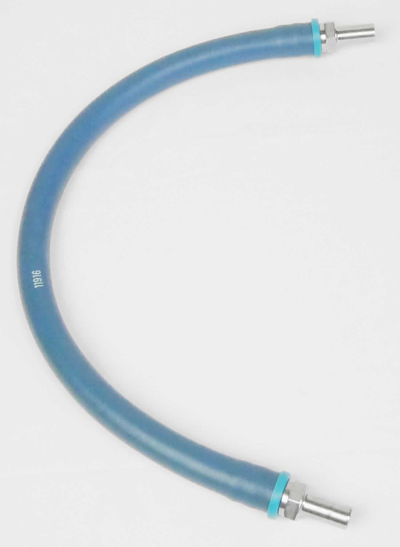 Bei der Ware handelt es sich nach den Angaben um einen gewebeverstärkten Schlauch mit rundem Durchmesser in verschiedenen Größen (1/4", 3/8", 1/2", 3/4" und 1") aus Kautschuk (Buna N), der mit Endanschlüssen (Rohrstutzen, Schraubverbindung oder Schlauchverbinder) aus nicht rostendem Stahl versehen ist. Der Schlauch ist in verschiedenen Längen und Farben erhältlich.
Die durchgeführte Laboruntersuchung ergab, dass es sich um einen dreilagigen Schlauch aus einer Außen- und Innenlage aus Weichkautschuk und einer mittigen Lage aus Spinnstoff handelt, der mit Endanschlüssen aus Metall versehen ist.

Die Ware ist als anderer, ausschließlich mit Spinnstoffen verstärkter Schlauch aus Weichkautschuk mit Verbindungsstücken in die Codenummer 4009 3200 90 0 des Zolltarifs einzureihen.
