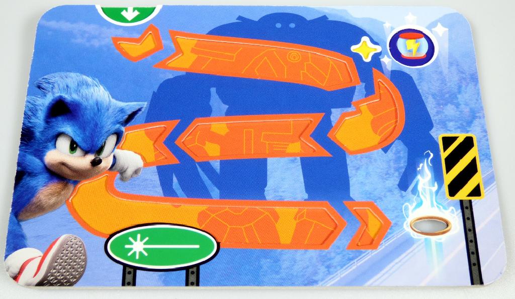 Spielzeug in Form eines Gedulds- bzw. Geschicklichkeitsspieles (Puzzle), sog. "Mc Donald´s - Sonic the Hedgedog 2 - 2022", Motiv "Sonic Flip Maze"
- mit einem Labyrinth aus einer rechteckigen, ca. 15,5 x 10 cm großen, mehrlagigen Pappkarte, 
- auf der Vorder- und Rückseite farbig mit einem Motiv aus einem Zeichentrickfilm bedruckt
- mit innenliegenden, verschlungenen Gängen
- mit drei runden, beidseitig mit Filmcharakteren (zwei Igel und ein Fuchs) bedruckten Pappscheiben
  mit einem Durchmesser von ca. 19 mm
- auf Vorder- und Rückseite mit je einer Aussparung zum Einlegen der Pappscheiben sowie diversen
  Aussparungen, die den Verlauf der innenliegenden Gänge andeuten, durch die die Pappscheiben
  bewegt werden sollen
- die Pappscheiben werden auf der Vorderseite in die Öffnung gelegt und sollen auf der richtigen
  Route geschickt durch das Labyrinth bewegt werden; ist man am unteren Ende ankommen, wird die
  Pappkarte umgedreht und auf der anderen Seite weiter gespielt, bis die Scheibe wieder entnommen
  werden kann
- dient der spielerischen Unterhaltung von Kindern und Erwachsenen
- in einem bunt bedruckten Pappumschlag mit einer gedruckten Anleitung auf der Innenseite für den
  Einzelverkauf aufgemacht.

Die Ware ist zolltarifrechtlich als "Puzzle, nicht aus Holz" einzureihen.