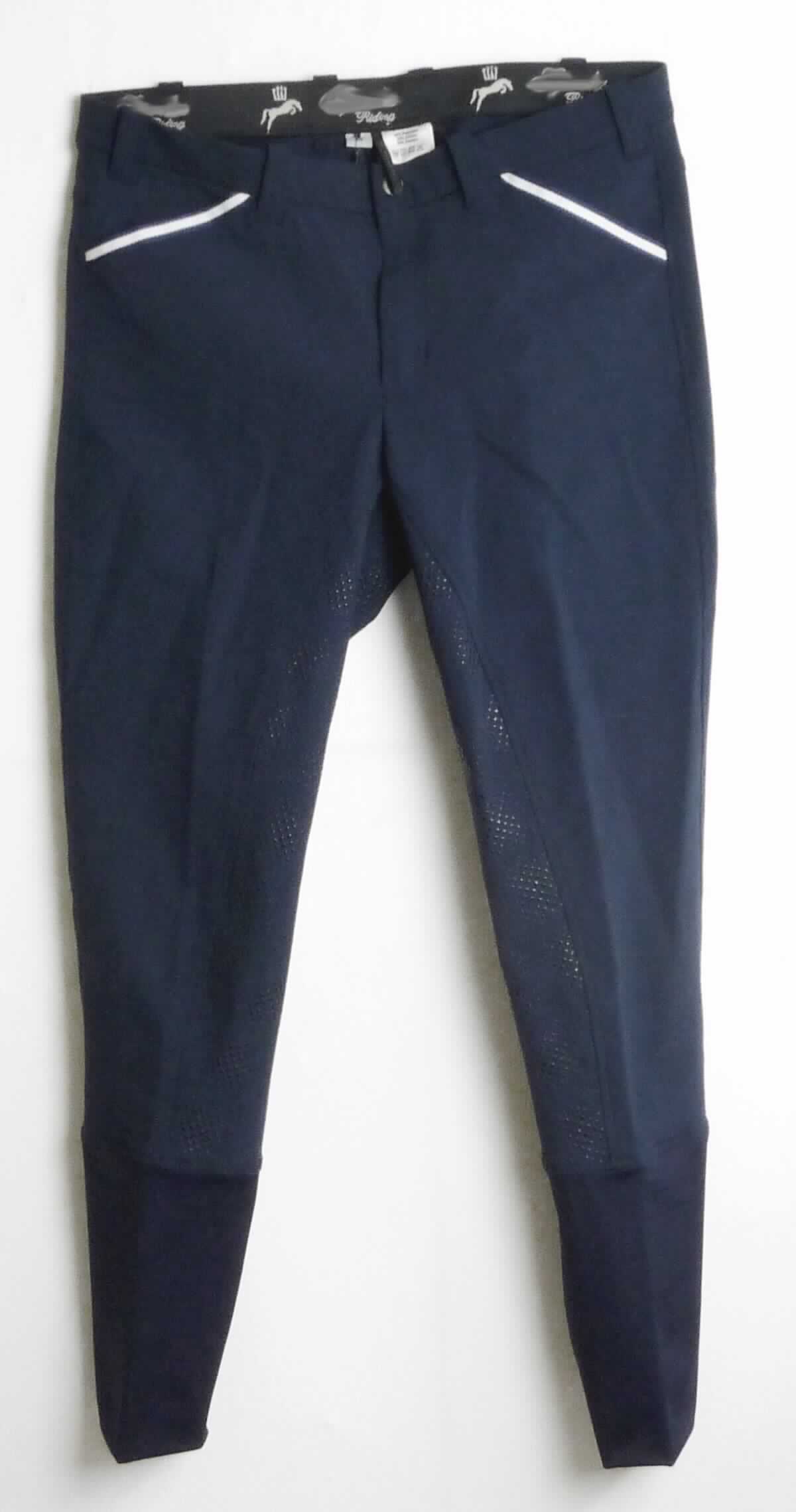 Lange Hose, sog. Herren Reithose, Größe M, Foto siehe Anlage,
- in einem Polybeutel verpackt,
- aus ca. 0,7 mm dicken, einfarbigen sowie im Innenbein- und Gesäßbereich mit Einsätzen aus musterbildend 
  mit Kunststoff bedruckten Geweben aus laut Antrag 68 % Polyester und 10 % Elasthan (beides synthetische 
  Chemiefasern) sowie 22 % Baumwolle; mit einem unteren Teil der Hosenbeine aus ca. 0,7 mm dicken,
  einfarbigen Gewirken aus laut Antrag 88 % Polyester und 12 % Elasthan,
- in der Taille abschließend, mit einem ca. 3,5 cm breiten, angesetzten Bund mit Gürtelschlaufen,
- vorn mit einer Öffnung mit Reißverschluss und Patte von links auf rechts (Männerkleidung), die im Bund mit 
  einem Haken geschlossen wird,
- vorn mit zwei eingesetzten, offenen Taschen und hinten mit zwei Taschenattrappen,
- mit knöchellangen Hosenbeinen; im unteren Teil der Hosenbeine doppelt gearbeitet,
- keine Arbeits- und Berufskleidung,
- insbesondere im Hinblick auf den Umfang verleihen die Gewebe der Ware ihren wesentlichen Charakter.

"Lange Hose, aus Geweben, für Männer, aus synthetischen Chemiefasern, keine Arbeits- und Berufskleidung"