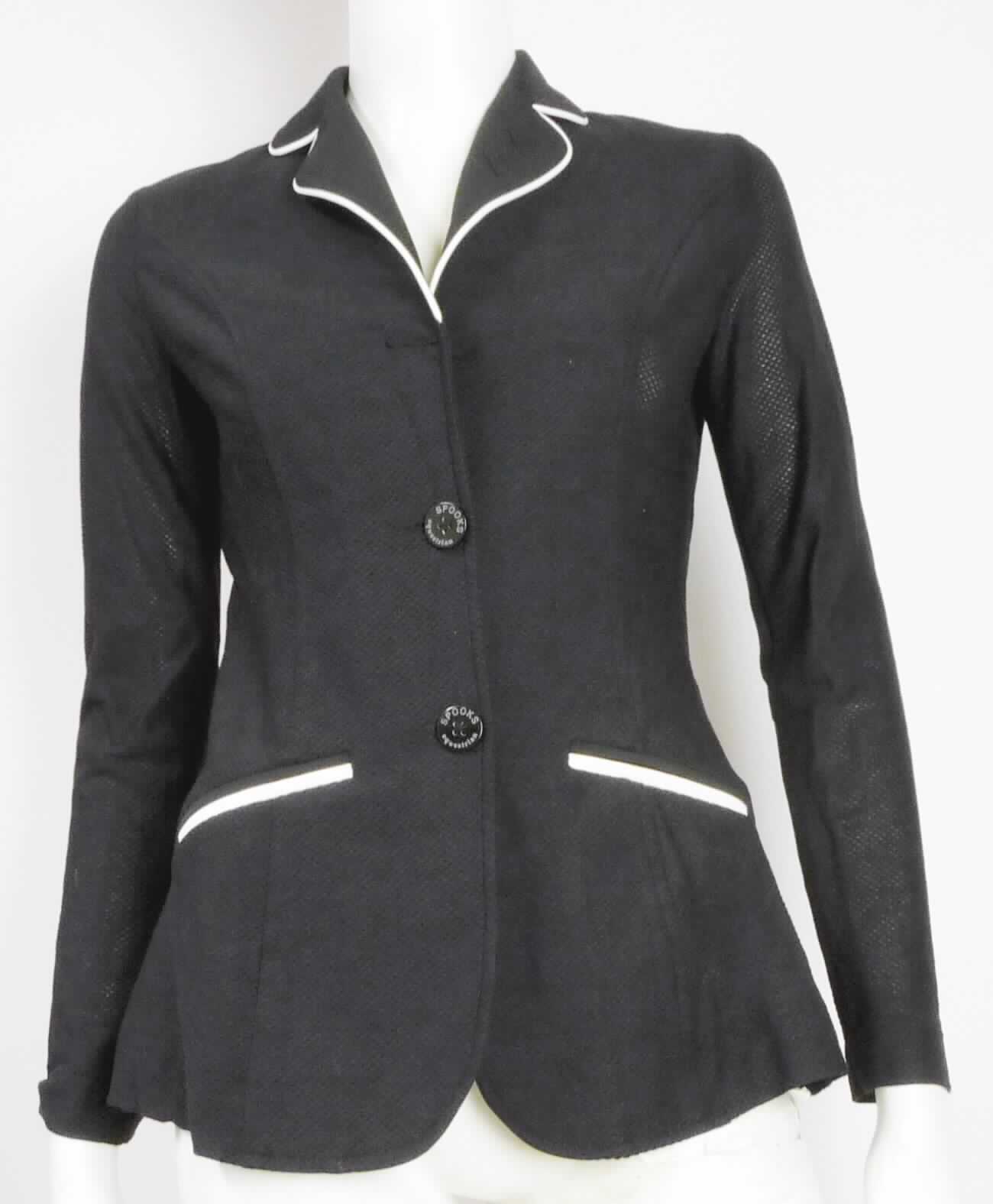 Jacke, sog. Damen Turnierjacket, Größe XS, Foto siehe Anlage,
- in einem Polybeutel verpackt,
- aus ca. 0,6 mm dicken, strukturiert gewirkten, durchscheinenden, einfarbigen Gewirken aus laut Antrag 
  93 % Polyamid und 7 % Elasthan (beides synthetische Chemiefasern),
- über die Taille reichend (Rückenlänge: ca. 64 cm), 
- mit einem Reverskragen, vorn teilweise aus Geweben gearbeitet, 
- vorn mit einer durchgehenden Öffnung mit Reißverschluss, verdeckt von einer Patte mit Knopfverschluss
  von rechts auf links (Frauenkleidung),
- mit langen Ärmeln,
- mit zwei Taschenattrappen vorn,
- in Bahnen gearbeitet,
- hinten mit zwei ca. 20 cm hochreichenden Schlitzen, 
- mit kontrastfarbenen Paspeln versehen,
- am unteren Rand und an den Ärmelenden durch Umschlagen und Festnähen gesäumt,
- stellt sich aufgrund des Schnitts als Jacke dar, somit keine Strickjacke.

"Jacke, aus Gewirken, für Frauen, aus synthetischen Chemiefasern"