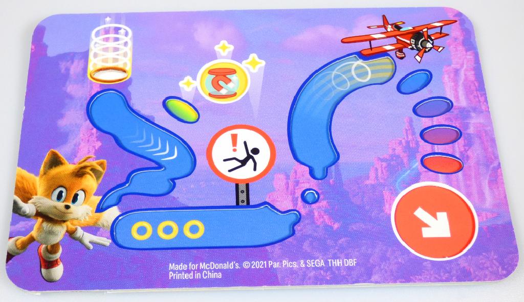Spielzeug in Form eines Gedulds- bzw. Geschicklichkeitsspieles (Puzzle), sog. "Mc Donald´s - Sonic the Hedgedog 2 - 2022", Motiv "Tails Flip Maze"
- mit einem Labyrinth aus einer rechteckigen, ca. 15,5 x 10 cm großen, mehrlagigen Pappkarte, 
- auf der Vorder- und Rückseite farbig mit einem Motiv aus einem Zeichentrickfilm bedruckt
- mit innenliegenden, verschlungenen Gängen
- mit drei runden, beidseitig mit Filmcharakteren (zwei Igel und ein Fuchs) bedruckten Pappscheiben
  mit einem Durchmesser von ca. 19 mm
- auf Vorder- und Rückseite mit je einer Aussparung zum Einlegen der Pappscheiben sowie diversen
  Aussparungen, die den Verlauf der innenliegenden Gänge andeuten, durch die die Pappscheiben
  bewegt werden sollen
- die Pappscheiben werden auf der Vorderseite in die Öffnung gelegt und sollen auf der richtigen
  Route geschickt durch das Labyrinth bewegt werden; ist man am unteren Ende ankommen, wird die
  Pappkarte umgedreht und auf der anderen Seite weiter gespielt, bis die Scheibe wieder entnommen
  werden kann
- dient der spielerischen Unterhaltung von Kindern und Erwachsenen
- in einem bunt bedruckten Pappumschlag mit einer gedruckten Anleitung auf der Innenseite für den
  Einzelverkauf aufgemacht.

Die Ware ist zolltarifrechtlich als "Puzzle, nicht aus Holz" einzureihen.