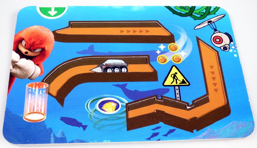 Spielzeug in Form eines Gedulds- bzw. Geschicklichkeitsspieles (Puzzle), sog. "Mc Donald´s - Sonic the Hedgedog 2 - 2022", Motiv "Knuckles Flip Maze"
- mit einem Labyrinth aus einer rechteckigen, ca. 15,5 x 10 cm großen, mehrlagigen Pappkarte, 
- auf der Vorder- und Rückseite farbig mit einem Motiv aus einem Zeichentrickfilm bedruckt
- mit innenliegenden, verschlungenen Gängen
- mit drei runden, beidseitig mit Filmcharakteren (zwei Igel und ein Fuchs) bedruckten Pappscheiben
  mit einem Durchmesser von ca. 19 mm
- auf Vorder- und Rückseite mit je einer Aussparung zum Einlegen der Pappscheiben sowie diversen
  Aussparungen, die den Verlauf der innenliegenden Gänge andeuten, durch die die Pappscheiben
  bewegt werden sollen
- die Pappscheiben werden auf der Vorderseite in die Öffnung gelegt und sollen auf der richtigen
  Route geschickt durch das Labyrinth bewegt werden, ist man am unteren Ende ankommen, wird die
  Pappkarte umgedreht und auf der anderen Seite weiter gespielt, bis die Scheibe wieder entnommen
  werden kann
- dient der spielerischen Unterhaltung von Kindern und Erwachsenen
- in einem bunt bedruckten Pappumschlag mit einer gedruckten Anleitung auf der Innenseite für den
  Einzelverkauf aufgemacht.

Die Ware ist zolltarifrechtlich als "Puzzle, nicht aus Holz" einzureihen.