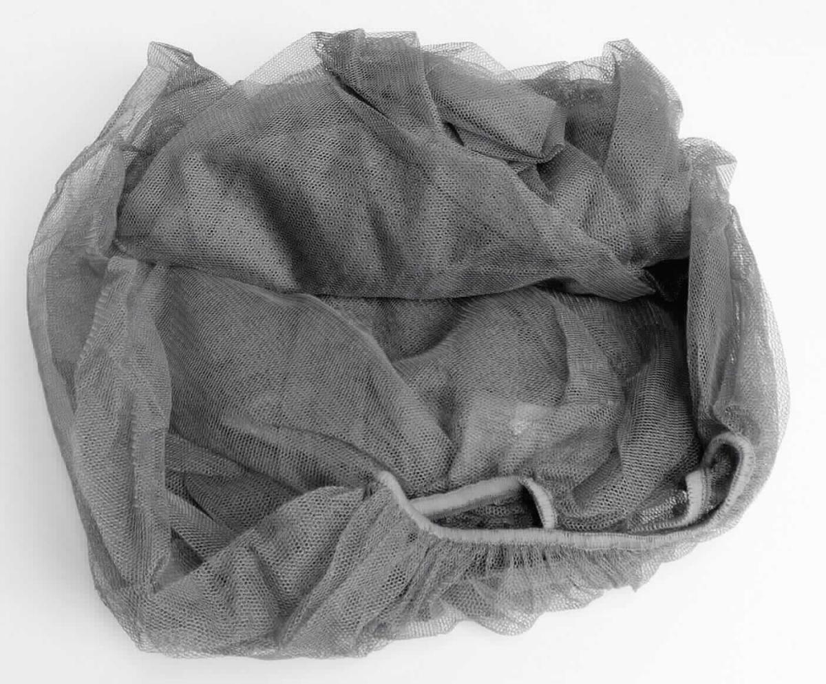 Insektennetz, sog. Insektenschutz für Kinderwagen, Art. Nr. 570144911, Foto siehe Anlage,
- in einer Pappschachtel verpackt,
- laut Antrag passend für Kinder- und Sportwagen, Buggys, Babyschalen und Reisebetten; flachliegend annähernd 
  rund, mit einem Durchmesser von ca. 80 cm, 
- aus durchscheinenden, netzartigen Gewirken aus laut Antrag 100 % Polyester (synthetische Chemiefasern); mit
  offenen, nicht verschiebbaren Zellen,
- am unteren Rand elastischen verengt (u. a. damit konfektioniert) und mit einer Überwendlichnaht gesäumt,
- wird als Insektenschutznetz verwendet und stellt sich aufgrund der Verwendung für Kinder- und Sportwagen, 
  Buggys sowie Babyschalen und der Verwendung in Schlafräumen (Reisebetten) sowohl als konfektioniertes Netz
  wie auch als Ware zur Innenausstattung dar; damit ist eine Einreihung nach AV 3 a) und AV 3 b) nicht möglich; 
  die Ware ist damit der von den gleichermaßen in Betracht kommenden Positionen (5608 und 6304) in dieser 
  Nomenklatur zuletzt genannten Position zuzuweisen,
- stellt sich nicht als Ware der Unterpositions-Anmerkung 1 zu Kapitel 63 dar.
  
"Andere Ware zur Innenausstattung (Insektennetz) aus Spinnstoffen, keine Ware der Position 9404, keine Ware 
 der Unterposition 6304 20, aus Gewirken"