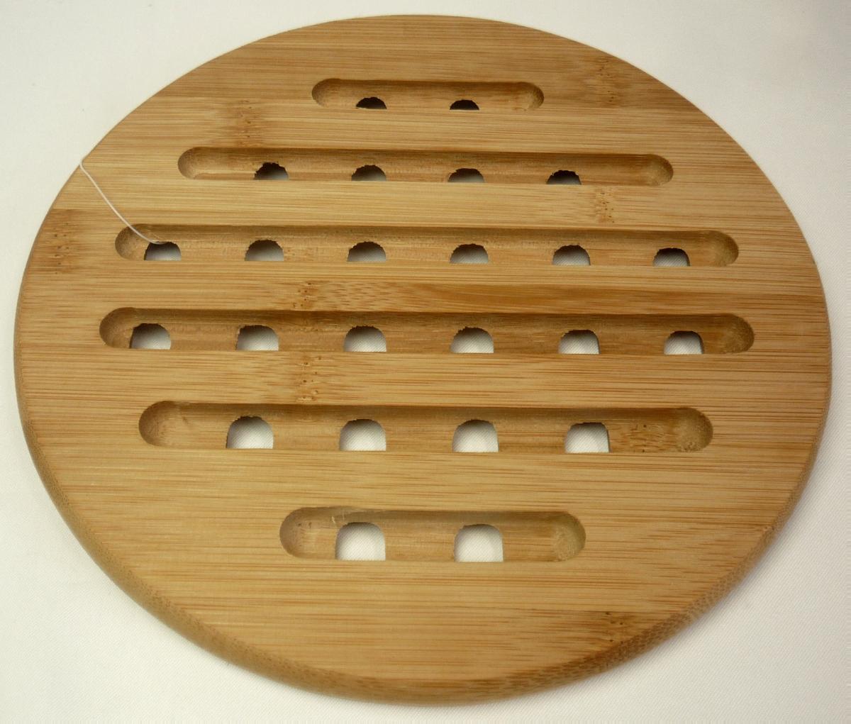 Topfuntersetzer Bamboo, Art. 25268 (Abbildung siehe Anlage)
- in runder Form, beidseitig mit gitterartigen, ovalen Vertiefungen mit runden
  Aussparungen, aus Bambus, in den Abmessungen: Durchmesser ca. 20 cm,
  Stärke ca. 1,5 cm,
- mit Papiereinleger in Kunststofffolie verpackt,
- zur Verwendung bei Tisch (z. B. zum Abstellen von heißem Kochgeschirr).

"Holzware zur Verwendung bei Tisch oder in der Küche, aus Bambus, weder Brot-
 bretter, Schneidebretter und ähnliche Bretter noch Essstäbchen - Topfuntersetzer"