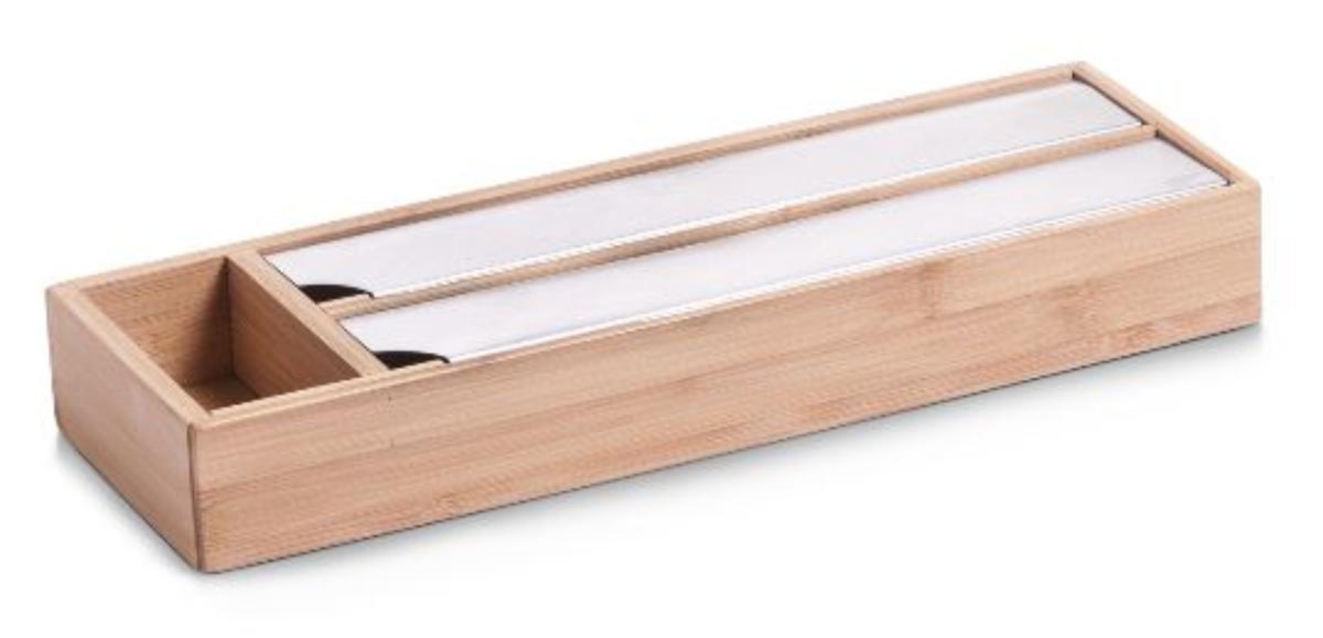 "Folien-Aufbewahrungs-/Abreiß-Box, Art. 25315 (Abbildung siehe Anlage)"
- aus einem kastenartigen Gehäuse aus Holz (Bambus lt. Antragsteller) mit drei Fächern,
  in den Abmessungen: ca. 40 x 5,5 x 13,5 cm,
  zwei Fächer jeweils mit einer Klappe aus Edelstahl (lt. Antragsteller) mit gezahnten Abreißkanten
  versehen,
- dient dem Aufbewahren und Abtrennen von z.B. Frischhalte- und Aluminiumfolie in der Küche.


Der Charakter der zusammengesetzten Ware wird hinsichtlich des Umfang und des Wertes
durch den holzigen Stoff/Bambus bestimmt.

"Holzwaren zur Verwendung bei Tisch oder in der Küche, aus Bambus, weder Brotbretter,
 Schneidebretter und ähnliche Bretter noch Essstäbchen  (zusammengesetzte Ware aus Holz
 -charakterbestimmend- und Edelstahl); sog. Folien-Aufbewahrungs-/Abreiß-Box"