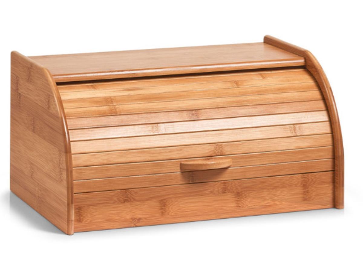 Rollbrotkasten, Bamboo, Art.-Nr. 25347 (Abbildung siehe Anlage)
- annähernd quaderförmiger, nach vorne abgerundeter Kasten aus zweilagig aufeinander ge-
  leimten Bambuslamellen (holziger Stoff), an der Vorderseite mit einem Rollverschluss aus
  parallel nebeneinander auf ein Gewebe aus Spinnstoff aufgeklebten Streifen aus Bambus
  mit Griff, in den Abmessungen: ca. 40 x 26 x 20 cm,
- dient zur Aufbewahrung von Brot bei Tisch oder in der Küche,
- in einem bedruckten Pappkarton für den Einzelverkauf aufgemacht.

Der Charakter der Ware wird aufgrund der Bedeutung für die Verwendung und des Umfanges durch den Bambus (holziger Stoff) bestimmt.

"Holzwaren zur Verwendung bei Tisch oder in der Küche, aus Bambus, weder Brotbretter, Schneidebretter und ähnliche Bretter noch Essstäbchen (zusammengesetzte Ware aus Holz -charakterbestimmend- und Spinnstoffgeweben)"