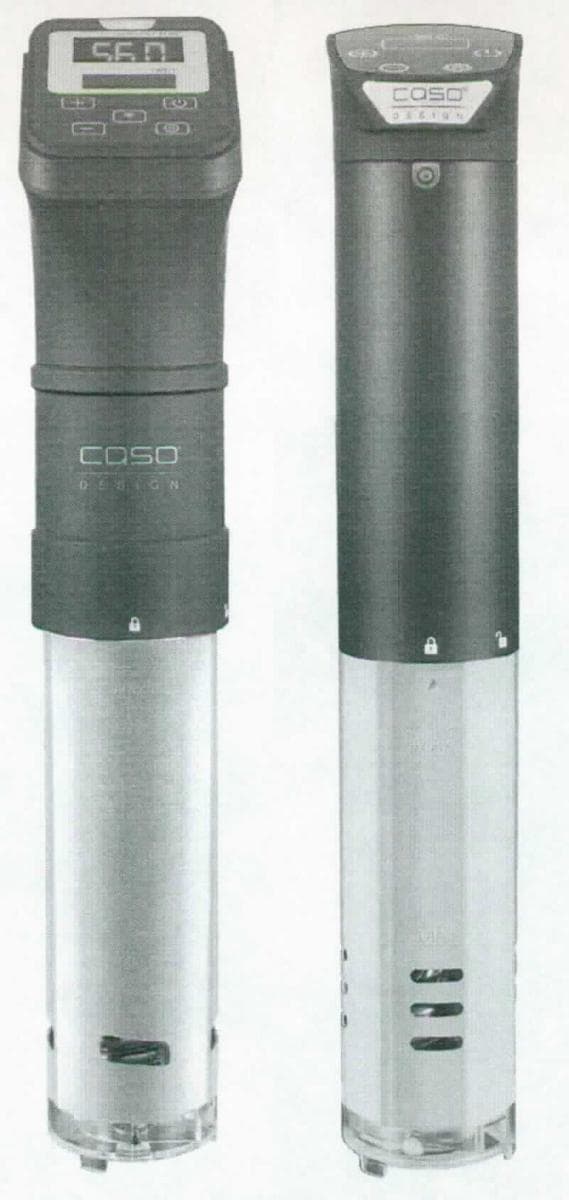 SousVide Garer SV 1200 Smart 1328 SV 1200 Pro Smart 1327
- aus einem integrierten Heizelement, elektronischer Temperaturregelung und Timer
  in einem runden, stabähnlichen Gehäuse, mit griffähnlichem Bedienelement, 
  LED-Anzeige, Stromkabel, mit seitlicher Befestigungsklemme und optionaler Steuerung per 
  App über WiFi, für eine Spannung von 220 - 240 Volt bei einer Leistung von 1200 Watt, 
- in den Abmessungen: 180 x 390 x 75 mm bzw. 85 x 330 x 60 mm, 
- in einer gemeinsamen Verkaufsumschließung mit Gebrauchsanweisung (Beipack)
  zur Abgabe an den Endverbraucher aufgemacht.
- zum Erhitzen von Wasser zum Niedrigtemperaturgaren (Temperaturen von 0 - 90 °C) von 
  Lebensmitteln im Haushalt.
(Abbildung siehe Anlage)

Der Tauchsieder bestimmt den Charakter der Warenzusammenstellung.

"Elektrischer Tauchsieder, kein Durchlauferhitzer (in Warenzusammenstellung mit nicht charakterbestimmendem
 Beipack)"
