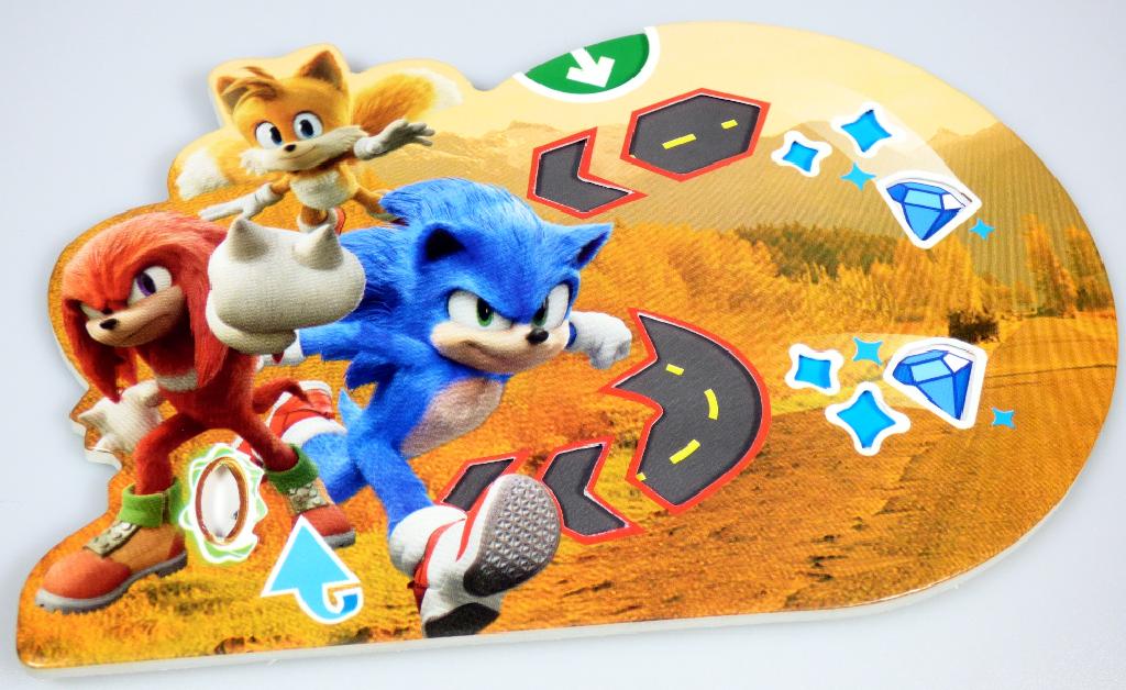 Spielzeug in Form eines Gedulds- bzw. Geschicklichkeitsspieles (Puzzle), sog. "Mc Donald´s - Sonic the Hedgedog 2 - 2022", Motiv "Team Circle Maze"
- mit einem Labyrinth aus einer ungefähr wolkenförmigen, ca. 15,5 x 10 cm großen, mehrlagigen
   Pappkarte
- auf der Vorder- und Rückseite farbig mit einem Motiv aus einem Zeichentrickfilm bedruckt
- mit innenliegenden, verschlungenen Gängen
- mit drei runden, beidseitig mit Filmcharakteren (zwei Igel und ein Fuchs) bedruckten Pappscheiben
  mit einem Durchmesser von ca. 19 mm
- auf Vorder- und Rückseite mit je einer Aussparung zum Einlegen der Pappscheiben sowie diversen
  Aussparungen, die den Verlauf der innenliegenden Gänge andeuten, durch die die Pappscheiben
  bewegt werden sollen
- die Pappscheiben werden auf der Vorderseite in die Öffnung gelegt und sollen auf der richtigen
  Route geschickt durch das Labyrinth bewegt werden; ist man am unteren Ende ankommen, wird die
  Pappkarte umgedreht und auf der anderen Seite weiter gespielt, bis die Scheibe wieder entnommen
  werden kann
- dient der spielerischen Unterhaltung von Kindern und Erwachsenen
- in einem bunt bedruckten Pappumschlag mit einer gedruckten Anleitung auf der Innenseite für den
  Einzelverkauf aufgemacht.

Die Ware ist zolltarifrechtlich als "Puzzle, nicht aus Holz" einzureihen.