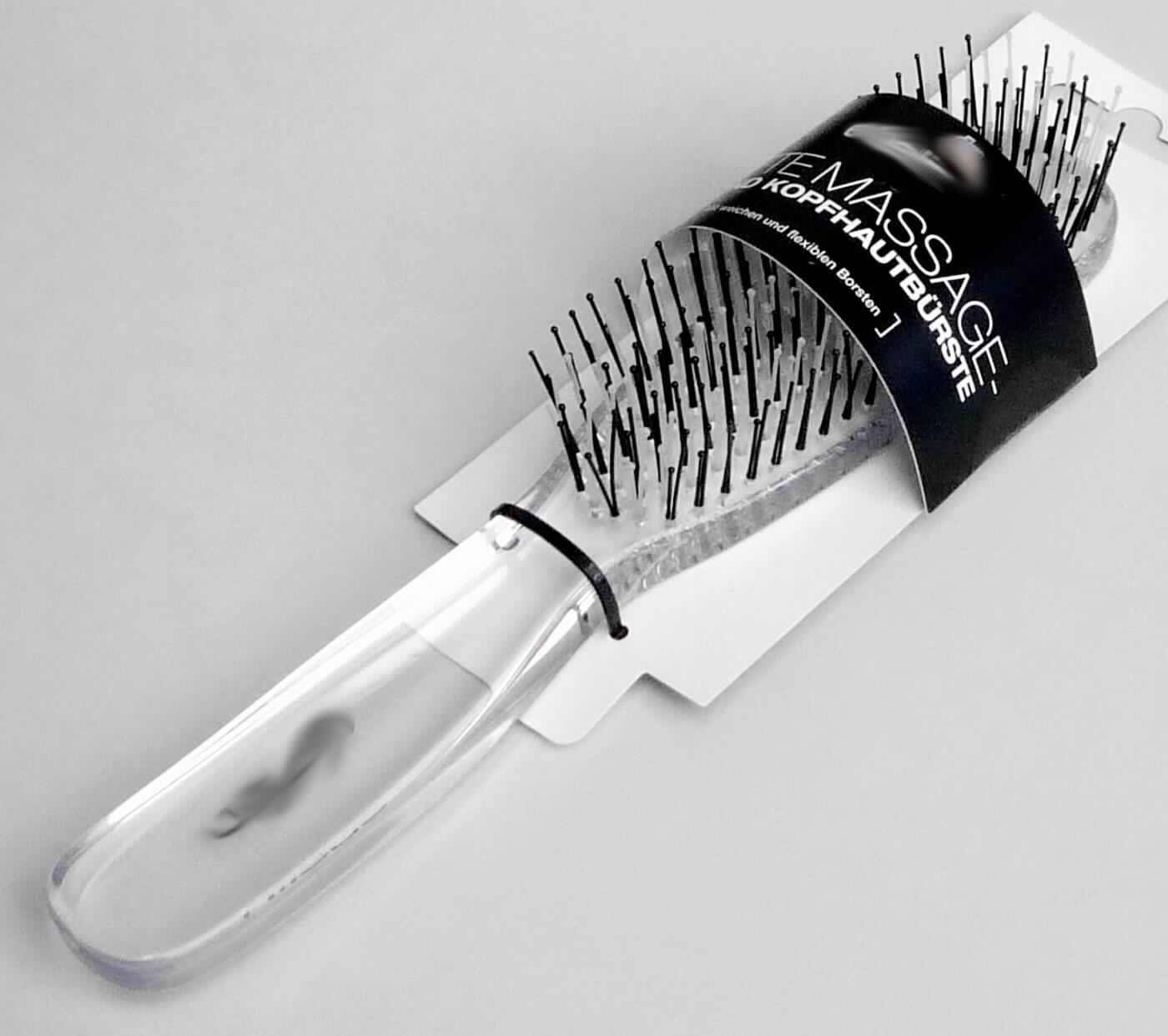 Sog. "Sanfte Massage- & Kopfhautbürste, LAN 20015", besteht im Wesendlichen aus einem abgerundeten Bürstenkopf und einem Griff aus Kunststoff (Maße: ca. 4 cm x 21,5 cm), in deren Kopf unterschiedlich lange Nylonstifte (ca. 2 cm und 2,5 cm) als Einzugsmaterial eingelassen sind.  

Die auf einer Kunststoffunterlage aufgemachte Ware ist als "Haarbürste" einzureihen.
