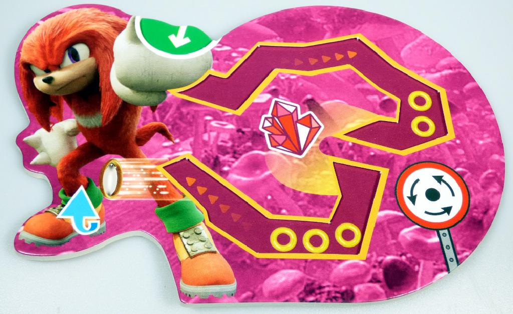 Spielzeug in Form eines Gedulds- bzw. Geschicklichkeitsspieles (Puzzle), sog. "Mc Donald´s - Sonic the Hedgedog 2 - 2022", Motiv "Knuckles Circle Maze"
- mit einem Labyrinth aus einer ungefähr wolkenförmigen, ca. 15,5 x 10 cm großen, mehrlagigen
  Pappkarte
- auf der Vorder- und Rückseite farbig mit einem Motiv aus einem Zeichentrickfilm bedruckt
- mit innenliegenden, verschlungenen Gängen
- mit drei runden, beidseitig mit Filmcharakteren (zwei Igel und ein Fuchs) bedruckten Pappscheiben
  mit einem Durchmesser von ca. 19 mm
- auf Vorder- und Rückseite mit je einer Aussparung zum Einlegen der Pappscheiben sowie diversen
  Aussparungen, die den Verlauf der innenliegenden Gänge andeuten, durch die die Pappscheiben
  bewegt werden sollen
- die Pappscheiben werden auf der Vorderseite in die Öffnung gelegt und sollen auf der richtigen
  Route geschickt durch das Labyrinth bewegt werden; ist man am unteren Ende ankommen, wird die
  Pappkarte umgedreht und auf der anderen Seite weiter gespielt, bis die Scheibe wieder entnommen
  werden kann
- dient der spielerischen Unterhaltung von Kindern und Erwachsenen
- in einem bunt bedruckten Pappumschlag mit einer gedruckten Anleitung auf der Innenseite für den
  Einzelverkauf aufgemacht.

Die Ware ist zolltarifrechtlich als "Puzzle, nicht aus Holz" einzureihen.