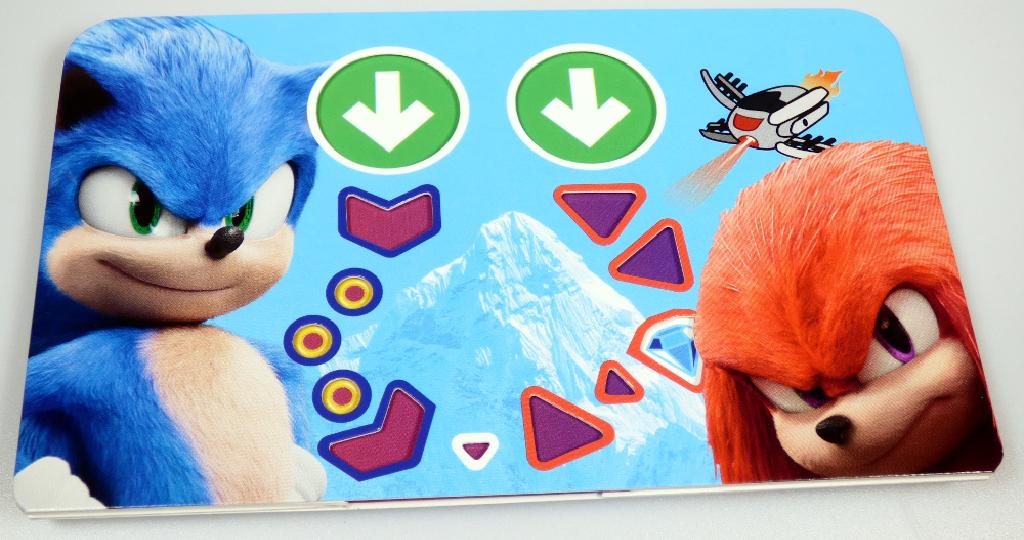 Spielzeug in Form eines Gedulds- bzw. Geschicklichkeitsspieles (Puzzle), sog. "Mc Donald´s - Sonic the Hedgedog 2 - 2022", Motiv "Sonic Race Maze"
- mit einem Labyrinth aus einer rechteckigen, ca. 15 x 19 cm großen, doppellagigen Pappkarte, die in der
  Mitte gefaltet ist und aufgeklappt werden kann
- auf der Vorder- und Rückseite farbig mit einem Motiv aus einem Zeichentrickfilm bedruckt
- mit innenliegenden, verschlungenen Gängen
- mit drei runden, beidseitig mit Filmcharakteren (zwei Igel und ein Fuchs) bedruckten Pappscheiben
  mit einem Durchmesser von ca. 19 mm
- auf der Vorderseite mit vier Aussparungen zum Einlegen der Pappscheiben sowie diversen
  Aussparungen, die den Verlauf der innenliegenden Gänge andeuten, durch die die Pappscheiben
  bewegt werden sollen
- die Pappscheiben werden auf der Vorderseite in die Öffnung gelegt und sollen auf der richtigen
  Route geschickt durch das Labyrinth bewegt werden, so dass sie am unteren Ende wieder aus den
  dortigen Öffnungen wieder entnommen werden können
- dient der spielerischen Unterhaltung von Kindern und Erwachsenen
- in einem bunt bedruckten Pappumschlag mit einer gedruckten Anleitung auf der Innenseite für den
  Einzelverkauf aufgemacht.

Die Ware ist zolltarifrechtlich als "Puzzle, nicht aus Holz" einzureihen.