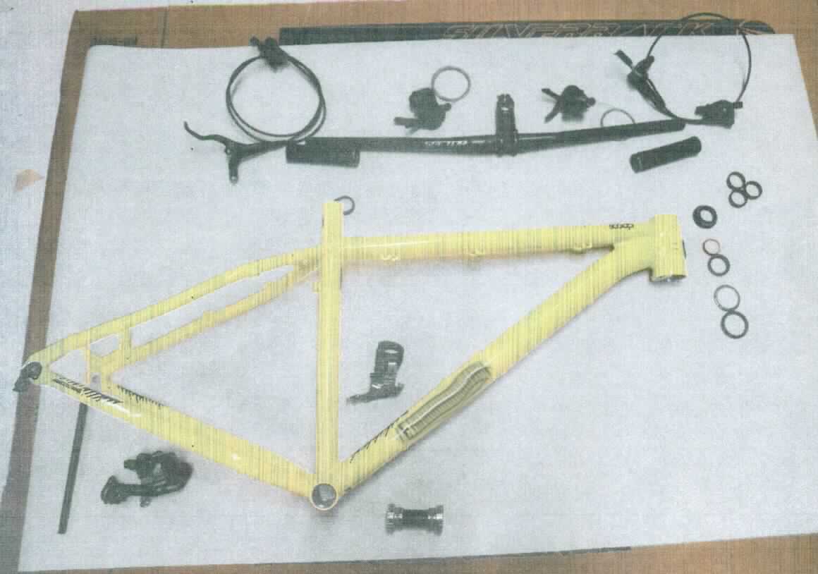 Zusammenstellung, sog. Karton Set A, bestehend aus teilweise bereits montierten Fahrradteilen (Rahmen, Kettenschaltung, Bremse, Steckachse, Quick-Release-Schelle, Lenker, Vorbau, Steuersatz, Abstandhalter), Fotos siehe Anlage,
- getrennte Einreihung aller Bestandteile, da es sich weder um ein unvollständiges Fahrrad,
  noch um eine Warenzusammenstellung zur Befriedigung eines speziellen Bedarfs oder um
  eine aus verschiedenen Bestandteilen zusammengesetzte Ware handelt,
- Tretinnenlager, 
- - zylinderförmiges Gehäuse aus unedlem Metall,
- - mit innen liegenden Lagerschalen für die Lagerung einer Tretlagerwelle, an der wiederum die
    Tretkurbel befestigt wird (beides nicht Gegenstand der vZTA),
- - stellt sich insbesondere aufgrund der Form und der Abmessungen als ein erkennbares
     Teil der Kurbelgarnitur eines Fahrrades dar.

"Teil für Fahräder der Position 8712 (Tretinnenlager), Teil einer Kurbelgarnitur"