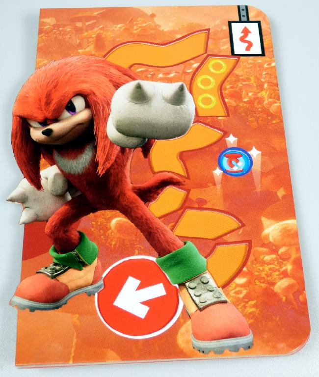 Spielzeug in Form eines Gedulds- bzw. Geschicklichkeitsspieles (Puzzle), sog. "Mc Donald´s - Sonic the Hedgedog 2 - 2022", Motiv "Knuckles Maze"
- mit einem Labyrinth aus einer rechteckigen, ca. 15 x 19 cm großen, doppellagigen Pappkarte, die in der
  Mitte gefaltet ist und aufgeklappt werden kann
- auf der Vorder- und Rückseite farbig mit einem Motiv aus einem Zeichentrickfilm bedruckt
- mit innenliegenden, verschlungenen Gängen
- mit drei runden, beidseitig mit Filmcharakteren (zwei Igel und ein Fuchs) bedruckten Pappscheiben
  mit einem Durchmesser von ca. 19 mm
- auf der Vorderseite mit vier Aussparungen zum Einlegen der Pappscheiben sowie diversen
  Aussparungen, die den Verlauf der innenliegenden Gänge andeuten, durch die die Pappscheiben
  bewegt werden sollen
- die Pappscheiben werden auf der Vorderseite in die Öffnung gelegt und sollen auf der richtigen
  Route geschickt durch das Labyrinth bewegt werden, so dass sie am unteren Ende wieder aus den
  dortigen Öffnungen wieder entnommen werden können
- dient der spielerischen Unterhaltung von Kindern und Erwachsenen
- in einem bunt bedruckten Pappumschlag mit einer gedruckten Anleitung auf der Innenseite für den
  Einzelverkauf aufgemacht.

Die Ware ist zolltarifrechtlich als "Puzzle, nicht aus Holz" einzureihen.
