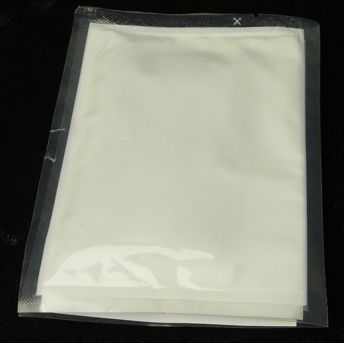 Angaben:
Handwärmer-Kissen. Luftdicht verpacktes Wärmekissen aus einem weißen, geprägten Vliesbeutel. Der Vliesbeutel ist gefüllt mit einem dunklen Pulver, bestehend aus 50-60 % Eisenpulver, 1-5 % Salz (NaCl), 10-15 % Wasser, 20-30 % Vermiculit und 1-3 % Aktivkohle (Kohlenstoff). Nach dem Öffnen der Verpackung und Kontakt mit Luftsauerstoff erwärmt sich das Kissen auf Grund einer chemischen Reaktion (Oxidation des Eisenpulvers) für mehrere Stunden.
Das Erzeugnis soll in eine Tasche oder einen Handschuh eingelegt werden und als Handwärmer dienen.

Befund:
Chemische Erzeugnisse und Zubereitungen der chemischen Industrie oder verwandter Industrien (einschließlich Mischungen von Naturprodukten), anderweit weder genannt noch inbegriffen; andere.