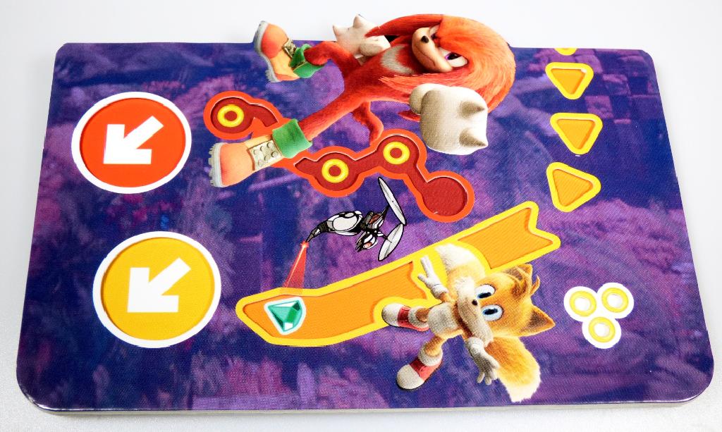 Spielzeug in Form eines Gedulds- bzw. Geschicklichkeitsspieles (Puzzle), sog. "Mc Donald´s - Sonic the Hedgedog 2 - 2022", Motiv "Team Maze"
- mit einem Labyrinth aus einer rechteckigen, ca. 15 x 19 cm großen, doppellagigen Pappkarte, die in der
  Mitte gefaltet ist und aufgeklappt werden kann
- auf der Vorder- und Rückseite farbig mit einem Motiv aus einem Zeichentrickfilm bedruckt
- mit innenliegenden, verschlungenen Gängen
- mit drei runden, beidseitig mit Filmcharakteren (zwei Igel und ein Fuchs) bedruckten Pappscheiben
  mit einem Durchmesser von ca. 19 mm
- auf der Vorderseite mit vier Aussparungen zum Einlegen der Pappscheiben sowie diversen
  Aussparungen, die den Verlauf der innenliegenden Gänge andeuten, durch die die Pappscheiben
  bewegt werden sollen
- die Pappscheiben werden auf der Vorderseite in die Öffnung gelegt und sollen auf der richtigen
  Route geschickt durch das Labyrinth bewegt werden, so dass sie am unteren Ende wieder aus den
  dortigen Öffnungen wieder entnommen werden können
- dient der spielerischen Unterhaltung von Kindern und Erwachsenen
- in einem bunt bedruckten Pappumschlag mit einer gedruckten Anleitung auf der Innenseite für den
  Einzelverkauf aufgemacht.

Die Ware ist zolltarifrechtlich als "Puzzle, nicht aus Holz" einzureihen.