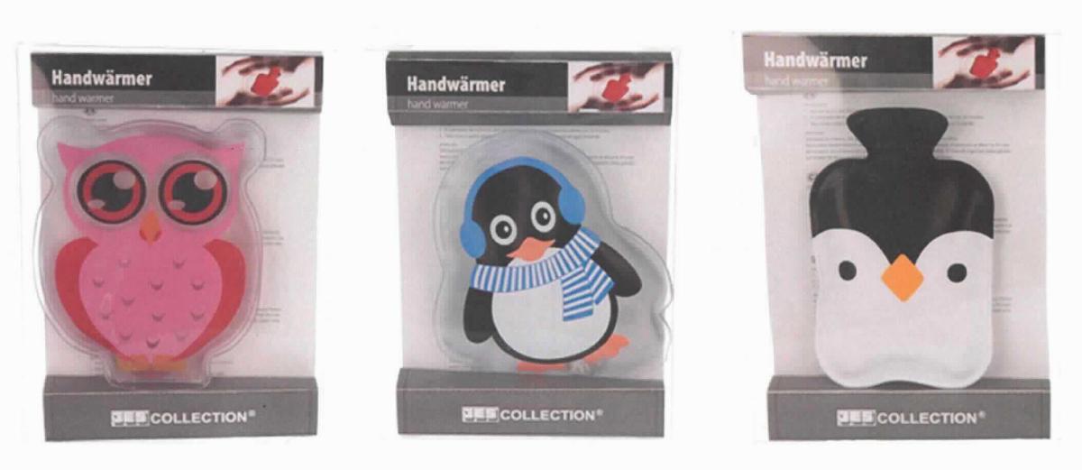 Angaben des Antragstellers:
Taschenwärmer 10 x 8,5 cm aus PVC-Kunststoff, 3-fach sortiert
Sortierung: 14 x Eule pink, 13 x Pinguin blau, 13 x NEW Pinguin schwarz/weiß
Material: PVC, Natriumacetat, Edelstahl 430

Untersuchungsergebnisse an einem Warenmuster:
Farbloses, transparentes, einseitig mit einem Pinguin bedrucktes Wärmepad (Handwärmer) aus Kunststoff (Abmessungen: ca. 10 x 9 cm), gefüllt mit einer klaren Flüssigkeit und einem runden Metallplättchen. Beim Knicken des Plättchens kristallisiert die Flüssigkeit aus und das Pad erwärmt.
Das Pad befindet sich in Aufmachung für den Einzelverkauf in einer Blisterverpackung.

Befund:
Chemische Erzeugnisse und Zubereitungen der chemischen Industrie oder verwandter Industrien (einschließlich Mischungen von Naturprodukten), anderweit weder genannt noch inbegriffen: chemische Erzeugnisse oder Zubereitungen, überwiegend aus organischen Verbindungen bestehend, anderweit weder genannt noch inbegriffen: in flüssiger Form bei 20 °C: andere