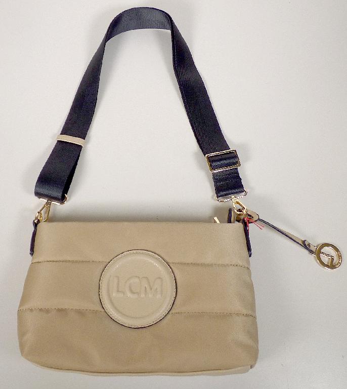 Handtasche, sog. Umhängetasche Nylon, Foto siehe Anlage,
- mit einer flächenmäßig überwiegenden Außenseite aus Spinnstoffen (charakterbestimmend);
  mit zwei quer verlaufenden Steppnähten versehen,
- am Bodenteil und am aufgenähten Logo an der Vorderseite mit einer Außenseite aus Kunststofffolie,
- mit einem abnehmbaren, längenverstellbaren Schultertragegurt,
- mit einem ca. 3 cm unterhalb des oberen Rands verlaufenden Reißverschluss,
- gefüttert und gepolstert; innen mit einem offenen Einsteckfach und mit einem Reißverschlussfach
  ausgestattet,
- mit den Abmessungen: ca. 26 cm (Breite) x 17 cm (Höhe) x 6 cm (Tiefe),
- laut Antrag nicht handgearbeitet,
- mit einem seitlich an einem D-Ring befestigten, abnehmbaren Anhänger aus unedlem Metall verziert,
- Handtasche, da aufgrund der Form, der Größe und des Gesamteindrucks in erster Linie dazu geeignet,
  kleinere, persönliche Gegenstände aufzunehmen.

"Handtasche, mit Außenseite aus Spinnstoffen, nicht handgearbeitet"