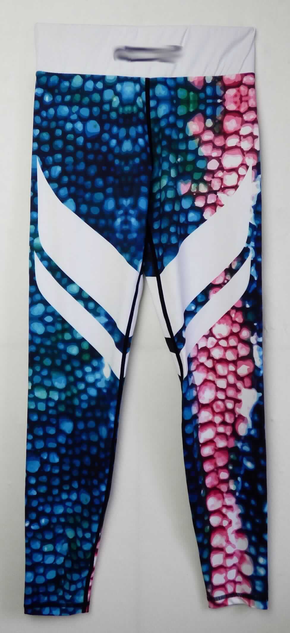 Lange Hose, sog. Yogahose, Größe S, Foto siehe Anlage,
- aus ca. 0,7 mm dicken, bedruckten Gewirken aus laut Antrag 73 % Polyester und 27 % Elasthan (beides
  synthetische Chemiefasern),
- in der Taille abschließend, mit einem ca. 6,7 cm breiten, elastischen Taillenbund,
- ohne Öffnung und ohne Verschluss; ohne Hinweise auf den Trägerkreis (unisex),
- mit knöchellangen Hosenbeinen; an den Beinabschlüssen durch Umschlagen und Festnähen gesäumt. 

"Lange Hose, aus Gewirken, für Frauen, aus synthetischen Chemiefasern"