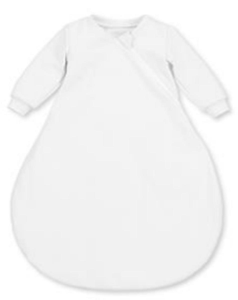 Kleidung für Kleinkinder (Schlafkleidung), sog. Innenschlafsack, Art. 9451681, Größe 50,
Foto siehe Anlage,
- mit bedruckten Pappanhängern auf einem Kleiderbügel aufgehängt und in einem Polybeutel
  verpackt,
- aus ca. 0,8 mm dicken, einfarbigen, einseitig (Innenseite) gerauten Gewirken aus laut Antrag
  100 % Baumwolle,
- mit einer Länge von ca. 55 cm,
- mit einem runden Halsausschnitt mit Randeinfassung,
- mit langen Ärmeln, an den Ärmelenden mit angesetzten, verengenden Bündchen,
- vorn mit einer schräg nach links verlaufenden, entlang des linken und unteren Randes weiter-
  geführten Öffnung mit Reißverschluss, am Halsausschnitt mit einer kurzen Überlappung von
  rechts über links,
- am unteren Rand abgerundet gearbeitet,
- dient als Schlafkleidung für Kinder, somit keine Ware der Position 9404,
- ist für Kleinkinder mit einer Körpergröße von bis zu 86 cm bestimmt.

"Kleidung aus Gewirken für Kleinkinder, aus Baumwolle"