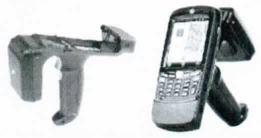 RFID-Lesegerät, sog. ZEBRA RFD5500 UHF RFID SLED, in Form einer zusammengesetzten Ware aus einer Halterung aus Kunststoff in der Optik eines Pistolengriffes, einem Schalter und einem RFID-Lesemodul (charakterbestimmend im Hinblick auf die Verwendung). Das ca. 20 x 18 x 7,5 cm große Erzeugnis ist mit Verschlüssen zur Befestigung eines sog. Handheld-Gerätes (nicht Gegenstand dieser vZTA-Entscheidung), einem Auslöser in Form eines Kunststofftriggers sowie einer mit aktiven und passiven Bauelementen bestückten, gedruckten Schaltung und einer omnidirektionalen Antenne ausgestattet. Es dient insbesondere zum Auslesen von Daten mittels RFID-Technologie.

Die Ware wird als "Maschine zum Aufzeichnen von Daten auf Datenträger in codierter Form und zum Verarbeiten solcher Daten, anderweit weder genannt noch inbegriffen" eingereiht.

Anlage: 1 Abbildung
