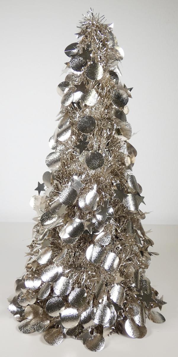 Nach den Angaben der Antragstellerin sowie dem vorliegenden Warenmuster handelt es sich um einen stilisierten Weihnachtsbaum (H 48 cm).

Das Erzeugnis besteht aus einem formgebenden (kegelförmigen) Gestell aus Kunststoffstreben, an dem Girlanden aus eingeschnittener, silberglänzender, zwischen Metalldrähten eingedrehter Kunststofffolie (Nadelzweige darstellend) angebracht sind. In die "Zweige" sind ferner zahlreiche Folienzuschnitte in Form von Kugeln und Sternen als Baumschmuck eingearbeitet.

Derartige Erzeugnisse dienen als geschmückte Weihnachtsbäume der dekorativen Ausgestaltung der Weihnachts- bzw. Adventszeit.

Zolltarifrechtlich handelt es sich um einen "Weihnachtsfestartikel, nicht aus Glas".
