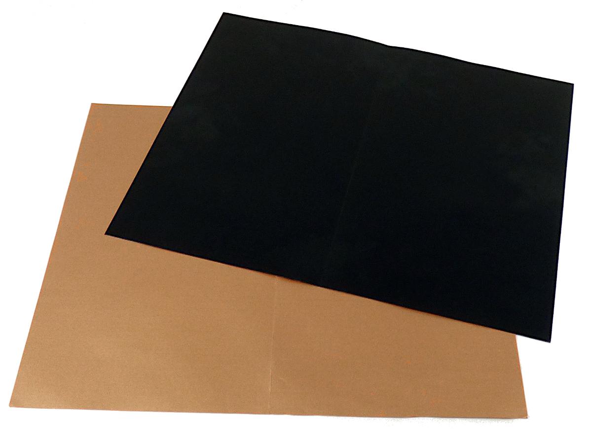 Grill- und Backmatte aus Glasfasern, Foto siehe Anlage,
- dichtgewebtes Gewebe in Leinwandbindung,
- aus Garnen aus textilen Glasfilamenten (keine Rovings/Glasseidenstränge),
- mit Kunststoff (laut Antrag PTFE) bestrichen (schwarz bzw. kupferfarben),
- rechteckig zugeschnitten,
- mit den Abmessungen: ca. 33 cm x 41 cm,
- zur Verwendung als Unterlage beim Grillen oder Backen vorgesehen,
- die Glasfasern bestimmen nach dem Umfang (Dicke im Querschnitt) den wesentlichen
  Charakter der Ware.

"Ware aus Glasfasern, mechanisch gebundenes Flächenerzeugnis, geschlossenes
 Gewebe aus Garnen, nicht aus Glasseidensträngen (Rovings), in Leinwandbindung,
 bestrichen, anderes als in den TARIC-Codes 7019 6400 11 bis 7019 6400 84 genannte"