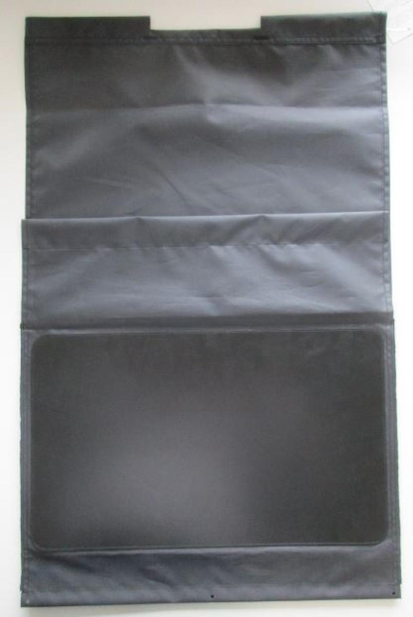 Einhängetasche für Förderanlagen, Foto siehe Anlage,
- annähernd quaderförmig; oben und unten offen sowie mit einer länger gearbeiteten Seitenfläche,
  in den Abmessungen von laut Antrag 75 cm x 47 cm x 21 cm,
- aus ca. 0,2 mm dicken, einfarbigen, einseitig (Innenseite) mit dem bloßen Auge wahrnehmbar mit
  Kunststoff überzogenen Geweben der Position 5903 und Schmalseiten aus, einfarbigen, elastischen
  Gewirken, beides aus laut Antrag Polyester (synthetische Chemiefasern),
- auf einer Seitenfläche innen mit einem aufgenähten, ca. 27 cm x 45 cm großen Zuschnitt aus Kunst-
  stoff (laut Antrag Polyethylen) versehen,
- an den Rändern umgeschlagen und zusammengenäht (somit konfektioniert),
- soll laut Antrag als Einhängetasche für Förderanlagen verwendet werden,
- stellt sich nicht als Behältnis der Position 4202 dar, da die Ware weder namentlich im Positionswort-
  laut genannt, noch einem der dort genannten Behältnisse ähnlich ist,
- weist von der Konzeption her besondere Merkmale auf, die erkennen lassen, dass es sich um eine
  Ware des technischen Bedarfs aus Spinnstoffen handelt,
- die Gewebe verleihen der Ware im Hinblick auf den Umfang und die Bedeutung in Bezug auf die
  Verwendung ihren wesentlichen Charakter.

"Ware des technischen Bedarfs aus Spinnstoffen, aufgeführt in Anmerkung 7 zu diesem Kapitel,
 andere als in den Unterpositionen 5911 1000 00 bis 5911 9099 50 genannte"
