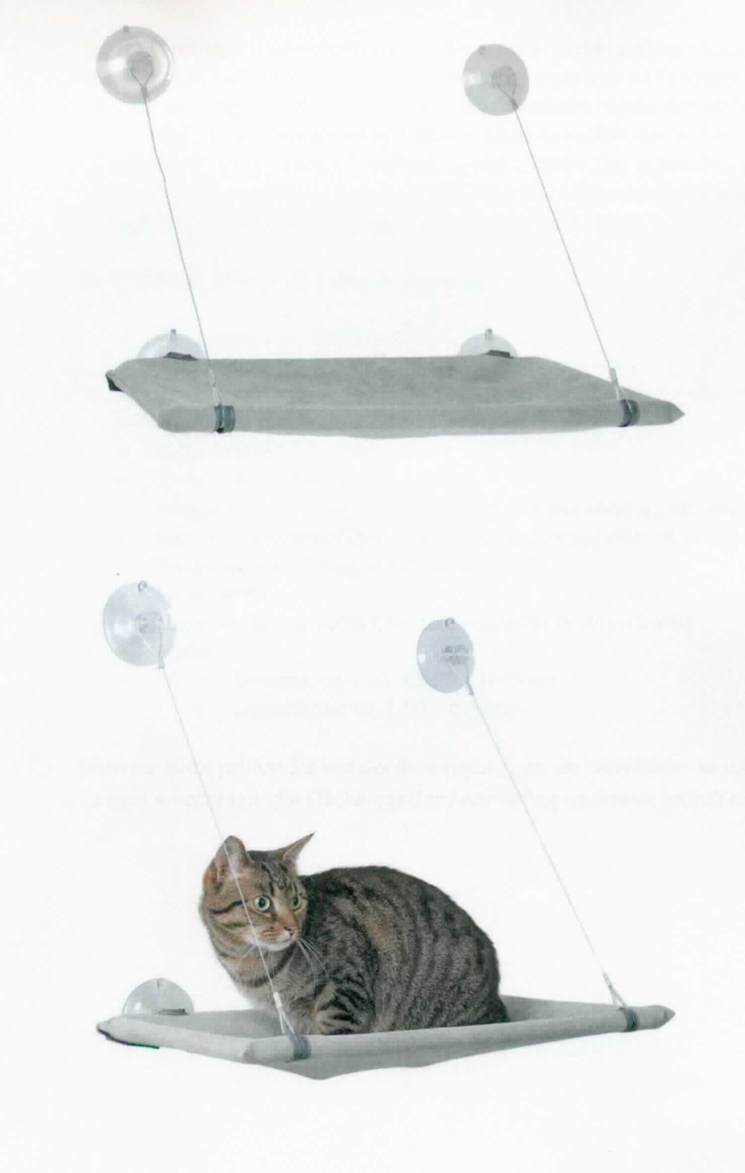 Katzenliege, sog. Fensterliegeplatz für Katzen, Foto siehe Anlage, 
- in einem bedruckten Karton verpackt, 
- zusammengesetzte Ware in Form einer an ein Fenster zu hängenden Liege; laut Antrag in den Abmessungen von 
  51 cm (Länge) x 33 cm (Breite) x 45 cm (Höhe), bestehend aus: 
- - einem rechteckig zusammengenähten Bezug aus einfarbigen, gerauten Gewirken aus laut Antrag 
    100 % Polyester (synthetische Chemiefasern); an einer Schmalseite mit einer Öffnung mit Klettverschluss; 
    ohne Polsterung und ohne Füllung; durch Zusammennähen konfektioniert, 
- - einem "Gestell" aus Rohren aus unedlem Metall, in Form eines rechteckigen Rahmens, an zwei Ecken mit 
    Saugnäpfen ausgestattet, an den anderen beiden Ecken mit "Drahtseilen" versehen, deren Enden ebenfalls 
    mit Saugnäpfen ausgestattet sind; soll mittels der Saugnäpfe an einer Fensterscheibe befestigt werden, 
- dient als Schlaf- und Liegeplatz für Katzen, 
- stellt sich insbesondere aufgrund der fehlenden Polsterung oder Füllung nicht als eine den Bettausstattungen 
  ähnliche Ware der Position 9404 dar, 
- erfüllt nicht die Merkmale zur Einreihung als Möbel, somit keine Ware der Position 9403, 
- weist aufgrund der vorgesehenen Befestigung am Fenster eine raumbezogene Funktion auf und stellt sich somit
  als Ware zur Innenausstattung dar, somit keine Ware der Position 6307, 
- der Bezug verleiht der zusammengesetzten Ware im Hinblick auf das äußere Erscheinungsbild und die Bedeutung 
  in Bezug auf die Verwendung (Bilden der Liegefläche) ihren wesentlichen Charakter.

"Andere Ware zur Innenausstattung (Katzenfensterliege) aus Spinnstoffen, keine Ware der Position 9404, aus
 Gewirken"