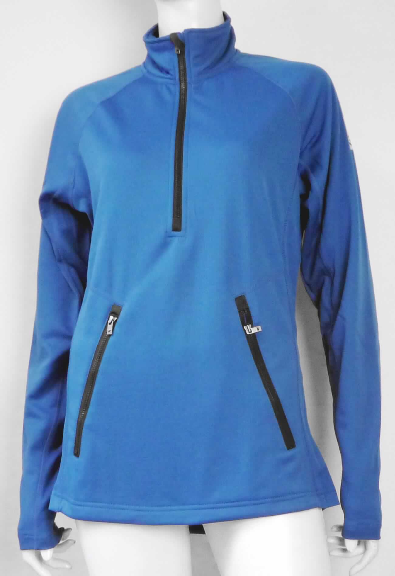 Pulloverähnliches Kleidungsstück, sog. MOD Fleece Stretch X Blau , Artikelnr.: M456136010, Größe XS, 
Foto siehe Anlage,
- aus ca. 0,9 mm dicken, einfarbigen, einseitig gerauten Gewirken aus laut Antrag 100% Polyester 
  (synthetische Chemiefasern),
- über den Schritt reichend (Rückenlänge: ca. 73 cm); hinten abgerundet, vorn gerade und bis zu ca. 3 cm 
  kürzer gearbeitet, 
- mit einem hohen Kragen,
- vorn mit einer nicht durchgehenden Öffnung mit einem bis in die Kragenspitzen reichenden Reißverschluss
  (damit kein Unterziehpulli); am Kragenrand mit einer kurzen Überlappung von links über rechts (Männerkleidung),
- mit langen Ärmeln,
- unterhalb der Taille mit zwei Taschen in Art einer Kängurutasche,  
- im Rücken mit zwei eingenähten, kontrastfarbenen, ca. 5 mm breiten Streifen verziert,
- am unteren Rand und an den Ärmelenden durch Umschlagen und Festnähen gesäumt.

"Pulloverähnliches Kleidungsstück, aus Gewirken, aus Chemiefasern, kein Unterziehpulli, für Männer"