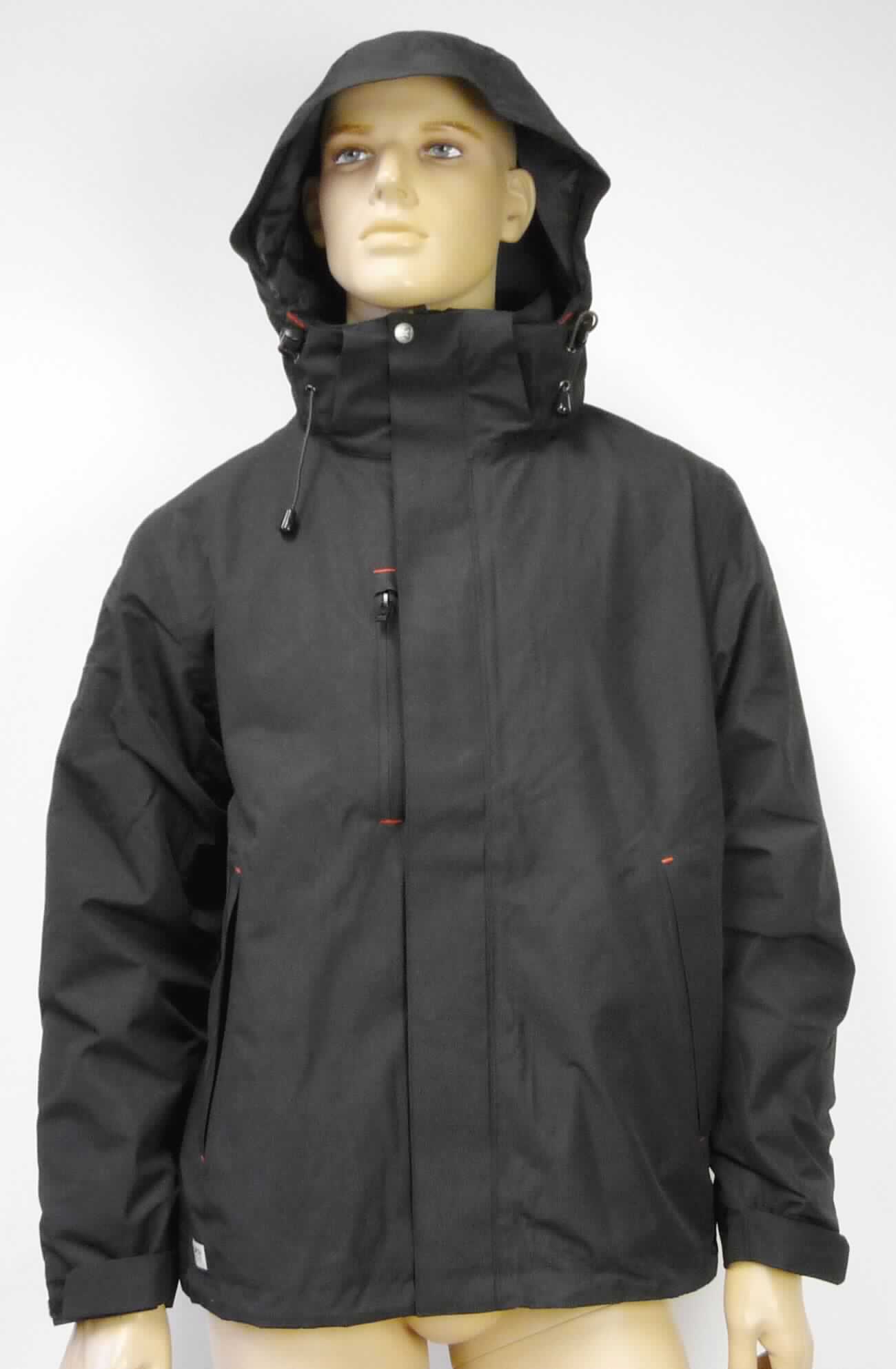 Zwei miteinander verbundene Kleidungsstücke (ein Blouson aus Geweben der Position 5903 und ein Blouson 
aus Gewirken), sog. Jacke Tallinn, Artikelnr.: M411176010, Größe XS, Fotos siehe Anlage,
- die Kleidungsstücke sind durch Reiß- und Druckknopfverschlüsse miteinander verbunden, aber auch separat 
  tragbar,
- Blouson:
-- aus ca. 0,3 mm dicken, einfarbigen, einseitig (Innenseite) mit dem bloßen Auge wahrnehmbar mit Kunststoff 
   überzogenen Geweben der Position 5903 aus laut Antrag 100 % Polyester (synthetische Chemiefasern),
-- durchgehend leicht gefüttert,
-- über den Schritt reichend (Rückenlänge: 75 cm),
-- mit einer mittels Druckknöpfen abtrennbaren Kapuze mit Tunnelzug,
-- mit einem Stehkragen,
-- vorn mit einer durchgehenden Öffnung mit einem bis in die Kragenspitzen reichenden Reißverschluss; 
   am Kragenrand mit einer kurzen Überlappung von links über rechts; verdeckt von einer Patte mit 
   Druckknopfverschluss von links über rechts (Männerkleidung), 
-- mit langen, über den unteren Rand hinausreichenden Ärmeln; an den Ärmelenden mit verengenden 
   Klettverschlussriegeln,
-- mit zwei eingesetzten Taschen mit Reißverschluss unterhalb der Taille,
-- am unteren Rand mit einem Tunnelzug zu verengen,
-- erfüllt die Merkmale zur Einreihung als Blouson, somit keine Jacke,

"Kleidung (Blouson), aus Erzeugnissen der Position 5903, aus Geweben, für Männer"
