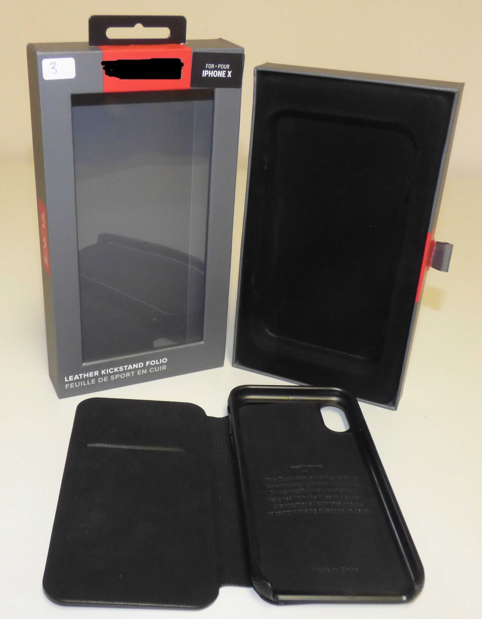 Etuiähnliches Behältnis, Taschen- oder Handtaschenartikel, sog. Snap Case iPhone X (Art. 104850-1041 / 0114254D), Foto siehe Anlage,
- mit einer Außenseite flächenmäßig überwiegend und damit charakterbestimmend aus lt. Antrag Leder und aus
  formgepresstem Kunststoff (gewebeartig geprägt),
- aufklappbar, mit einer Überschlagklappe mit einem integrierten Magnetverschluss,
- - an der Innenseite der Überschlagklappe mit einem eingesetzten Einsteckfach im Kreditkartenformat,
- innen auf einer Seite mit einer Schale aus Kunststoff als Halterung für ein Mobiltelefon ausgestattet,
- - die Schale ist mit mehreren Aussparungen zur Bedienung des Mobiltelefons versehen,
- in den Abmessungen von ca. 7,8 cm (Breite) x 14,6 cm (Höhe) x 1,2 cm (Tiefe),
- dient üblicherweise dem Transport und der Aufbewahrung eines Mobiltelefons in der Tasche oder der Handtasche,
- ohne Hinweise auf Handarbeit,
- gemeinsam verpackt mit einer Garantiekarte in einem bunt bedruckten Pappkarton mit einem Fenster aus
  klarsichtigen Kunststofffolien und einem Einschub aus Pappe mit einem mit Scherstaub beflockten Einsatz
  aus Kunststoff.

"Etuiähnliches Behältnis, Taschen- oder Handtaschenartikel, mit Außenseite aus Leder, nicht handgearbeitet"