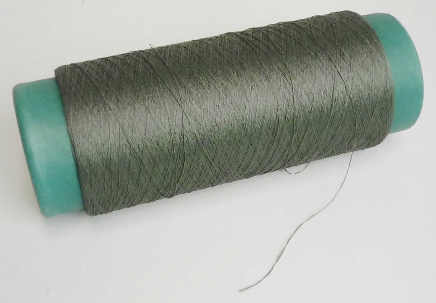 Garn, Foto siehe Anlage,
- laut Untersuchungsergebnis:
-- verwirbeltes (= ungedrehtes), nicht hochfestes Garn aus texturierten synthetischen Filamenten (laut Antrag
    Polyester),
-- mit einem Titer von laut Antrag 333 dtex (somit kein Bindfaden),
-- auf einer Industriekone aufgemacht, 
-- ungezwirnt (u. a. somit nicht in Aufmachung für den Einzelverkauf und kein Nähgarn).

"Garn aus synthetischen Filamenten, kein Nähgarn, nicht in Aufmachung für den Einzelverkauf, anderes als in den 
 Unterpositionen 5402 11 bis 5402 20 genannte, texturiert, aus Polyester"
