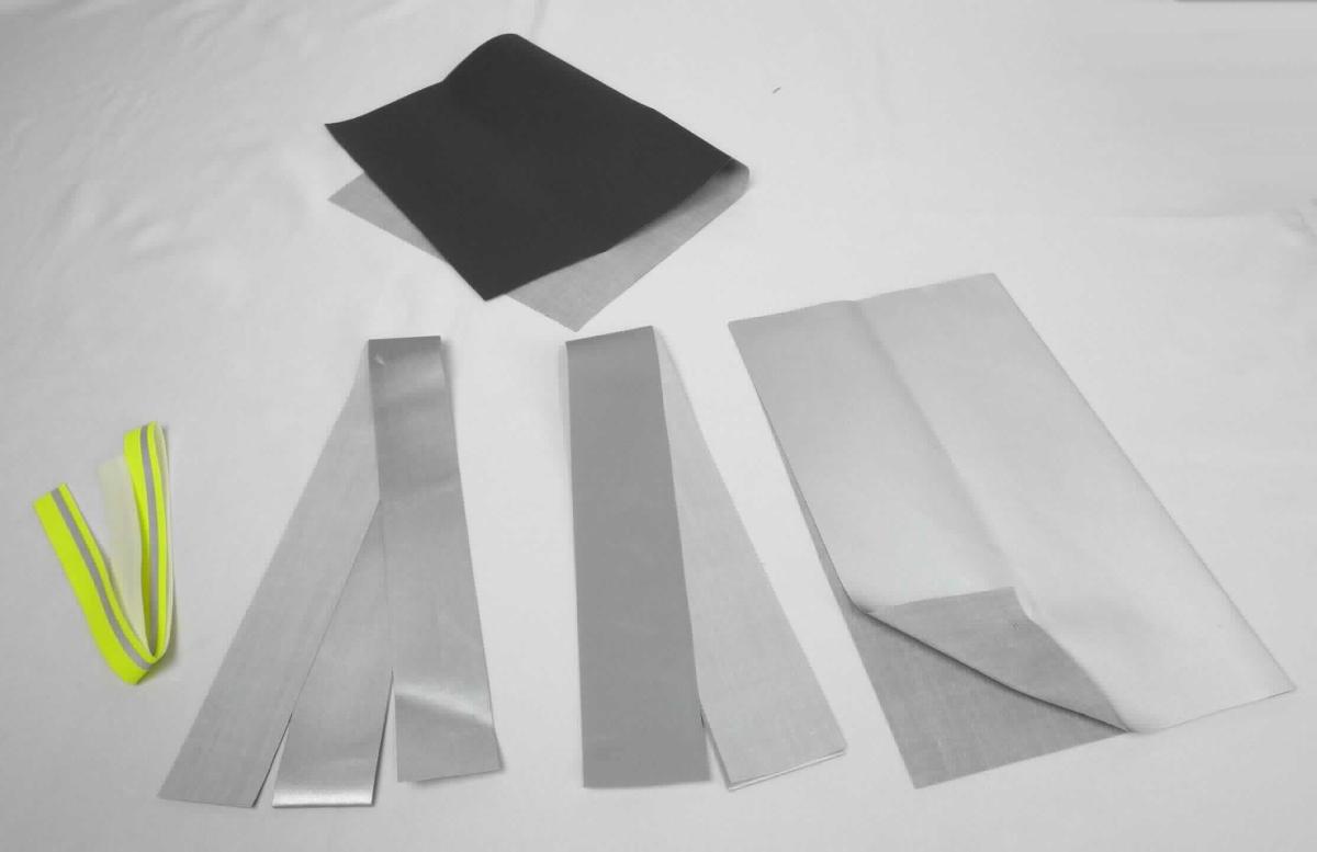 Bestrichenes Gewebe, Foto siehe Anlage, 
- laut Antrag als Meterware; veranschaulicht durch unterschiedliche Warenmuster, 
- laut Antrag mit Breiten von 4 mm bis 1070 mm, 
- aus einem Gewebe aus laut Antrag Baumwolle und Polyester (synthetische Chemiefasern), 
- mit einer reflektierenden Schicht; bestrichen mit Klebstoff (teilweise mit laut Antrag farbigem Klebstoff, teilweise 
  mit Klebstoff und farbigem Klebstoff) und flächendeckend überdeckt mit nicht vollständig eingebetteten Mikro- 
  Glaskugeln [mit einem Durchmesser von deutlich weniger als 150 µm, teilweise laut Antrag mit Aluminium 
  bedampft (metallisiert)], 
- das Überziehen ist mit dem bloßen Auge wahrnehmbar.

"Bestrichenes Gewebe, anderes als in den Positionen 5901 bis 5906 genannte, beschichtet mit in Klebstoff 
 eingebetteten Kügelchen mit einem Durchmesser von nicht mehr als 150 µm"