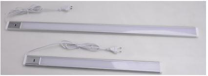 Bei der sog. „Unterbauleuchte Alu 600 mit IR-Sensor, Aluminium, Kunststoff“, Art. 2400300600, handelt es sich um einen ca. L: 60 cm x B: 4,9 cm x H: 1,43 cm großen elektrischen Beleuchtungskörper, im Wesentlichen bestehend aus einem rechteckigen Aluminiumgehäuse und einer fest eingebauten LED-Lichtquelle hinter einer transparenten Kunststoffabdeckung.

Technische Daten (auszugsweise):
- Spannung: 230 V
- Leistung: 10 W
- Farbtemperatur: 3.000 K
- Lichtstrom: 800 lm
- Abstrahlwinkel: 112°

Die Leuchte ist dimmbar und mit einem Bewegungssensor, Netzstecker, elektrischer Zuleitung und Befestigungsmaterial ausgestattet und dient zu universellen Beleuchtungszwecken im Innenbereich (z. B. als Unterbauleuchte an Möbeln).

Der stoffliche Charakter der Ware wird aufgrund des Umfangs und der Bedeutung in Bezug auf die Verwendung (Stabilität) gegenüber dem Kunststoff (für die Lichtstreuung) durch die Metallanteile bestimmt.

Hinweise auf Handfertigung liegen nicht vor.

Das Erzeugnis ist als „elektrischer Beleuchtungskörper, anderweit weder genannt noch inbegriffen, nicht von den Unterpositionen (HS) 9405 11 bis 9405 41 erfasst, ausschließlich zur Verwendung mit LED-Lichtquellen bestimmt, kein Scheinwerfer, aus Metall, nicht handgearbeitet“ einzureihen.