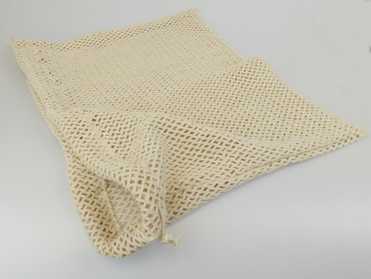 Konfektioniertes Netz, sog. Baumwoll-Netzbeutel, Foto siehe Anlage,
- rechteckig; in den Abmessungen laut Antrag (H x B) von 30 cm x 35 cm,
- aus ca. 2 mm dicken, einfarbigen Kettengewirken aus laut Antrag 100 % Baumwolle; mit offenen,
  nicht verschiebbaren Zellen, somit u. a. keine Ware der Position 6307,
- am oberen Rand offen und mit einem eingezogenen Zugband zu verengen,
- durch Zusammennähen konfektioniert,
- laut Antrag für eine dauerhafte Verwendung vorgesehen (z. B. beim Einkauf von losem Obst und
  Gemüse).

"Konfektioniertes Netz, aus Spinnstoffen, aus Baumwolle"