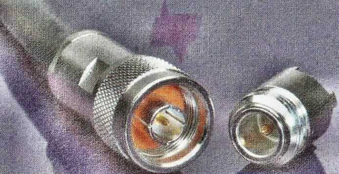 Koaxialsteckverbinder, Artikelnummer: 0731000770,
- im Wesentlichen bestehend aus einem spezifisch geformten Metallgehäuse, 
- mit einem N-Stecker auf der einen Seite und einer Anschlussvorrichtung zur Koaxialkabelmontage auf der gegenüberliegenden Seite, 
- für eine Impedanz von 50 Ohm ausgelegt,
- für eine Spannung von weniger als 1000 Volt ausgelegt,
- zum Herstellen einer elektrischen Steckverbindung mit einem entsprechenden Gegenkontakt.

Die Ware ist als "elektrisches Gerät zum Verbinden von elektrischen Stromkreisen, für eine Spannung von 1000 V oder weniger, Steckvorrichtung für Koaxialkabel" einzureihen.

Anlage: 1 Abbildung