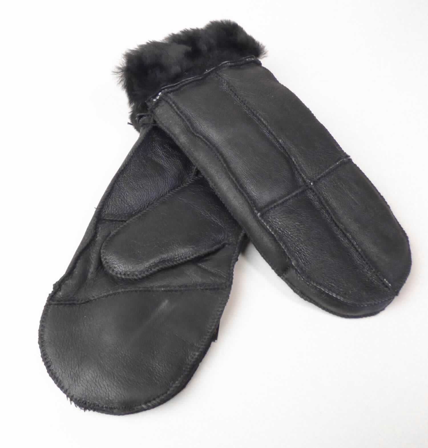 Handschuhe aus Pelzfellen, sog. Lammfellhandschuhe, Foto siehe Anlage,
- in Form von Fausthandschuhen mit Daumen, 
- aus mit dem Haarkleid gegerbten Fellstücken von Lämmern (laut Antrag) zusammengenäht, 
- die Fellseite bildet das Innere und die Lederseite die Außenseite der Handschuhe,
- am Bund mit nach außen gedrehter Fellseite (Stulpe).

"Bekleidungszubehör (Handschuhe), aus Pelzfellen von Lämmern"
