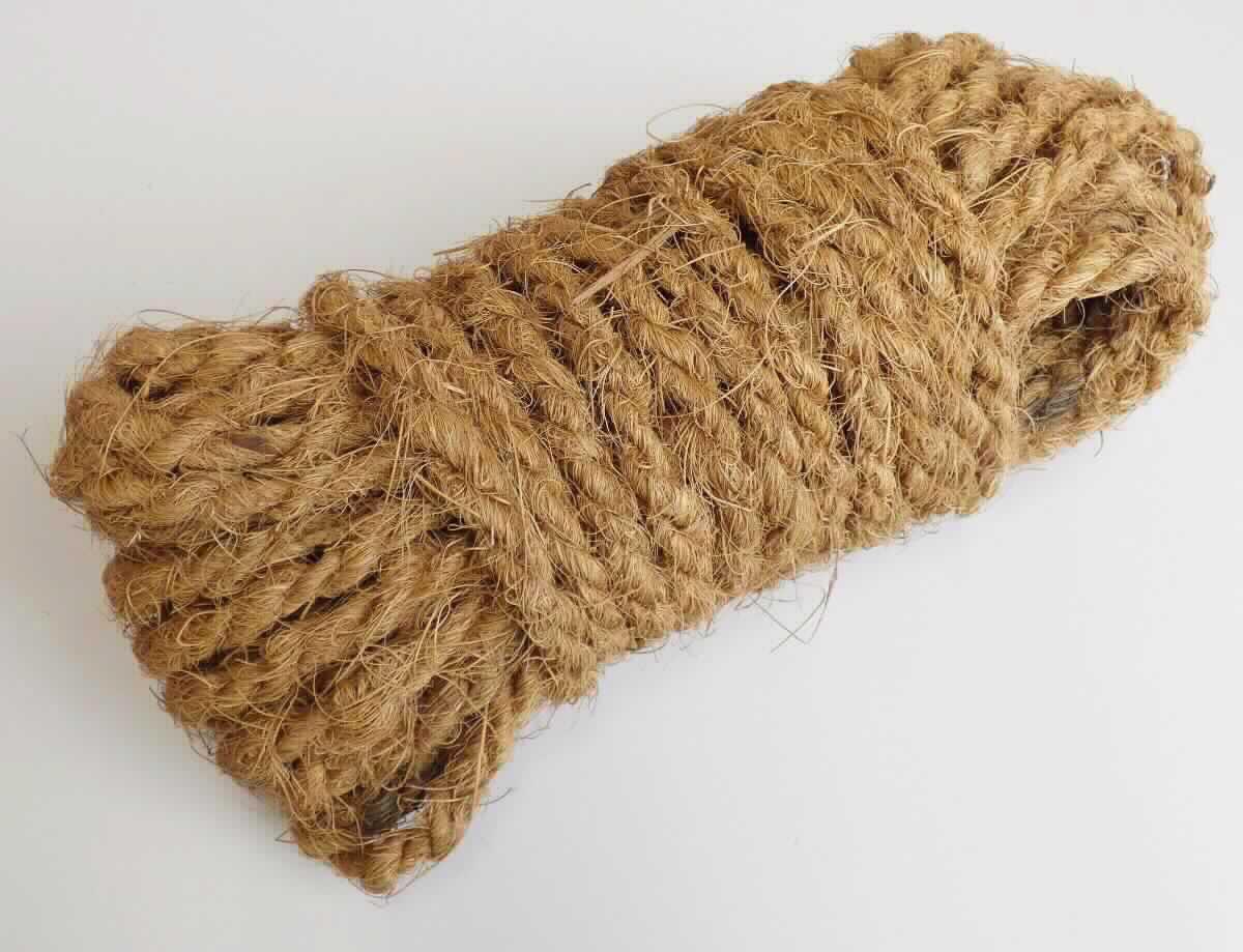 Kokosgarn, sog. Kokosgarn-Baumanbinder, Foto siehe Anlage, 
- mit einer Länge von laut Antrag 15 m und einem Durchmesser von ca. 1 cm, 
- aus laut Antrag Kokosfasern, 
- gezwirnt,
- zweidrähtig (somit kein Bindfaden der Position 5607), 
- dient als Befestigung von Bäumen an Stützpfählen.

"Garn aus pflanzlichen Spinnstoffen, Kokosgarn"
