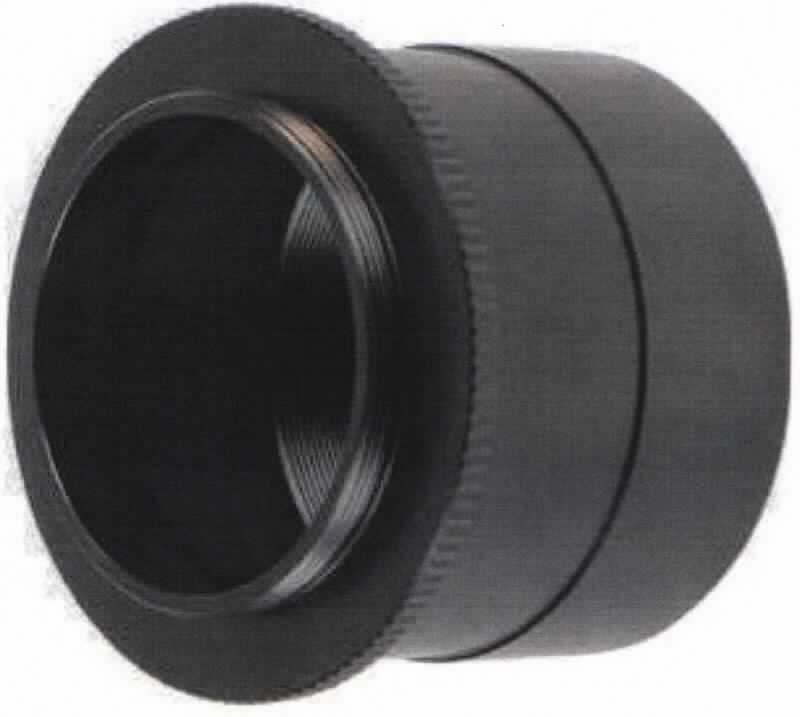 Sog. Adapter, Artikelnummer 4573, in Form eines zylindrischen Anschlussrings, mit Außen- und Innengewinde, teleskopseitiger Anschluss: 2", Anschluss für Kamera: T2, optische Baulänge 3 mm, Typ T-Adapter, aus einer Aluminiumlegierung, schwarz eloxiert gegen Reflexe. Der Adapter dient speziell zum Anschluss an den Okularauszug eines Teleskops, um an dieses Kameras mit T2-Anschluss für die Astrofotografie anschließen zu können.
Zur äußeren Form siehe Abbildung in Anlage.

Eine Einreihung als Zubehör für eine Kamera in die Position 8529 kommt nicht in Betracht, da Position 8529 nur Teile von Kameras erfasst und weil sich die Ware als speziell im Hinblick auf die Verwendung als Zubehör eines Teleskops der Position 9005 darstellt, dessen Anwendungsbereich damit erweitert werden kann. 

Die Ware wird als "Zubehör, erkennbar hauptsächlich für Teleskope bestimmt" eingereiht.
