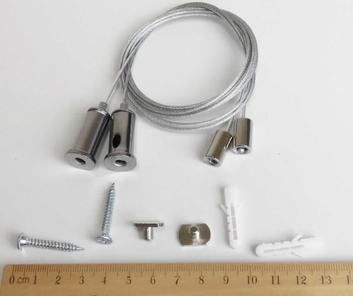 Litzen aus Stahl

Bei der Ware handelt es sich um ein Set, bestehend aus zwei aus mehreren Einzeldrähten bestehenden Litzen aus Stahl, zusätzlich mit klarsichtigem Kunststoff ummantelt. Der Durchmesser der Litzen beträgt inklusive Ummantelung ca.1,5 mm und die Länge ca. 1010 mm. Jeweils beide Enden sind mit einem Metallstück bzw. einer Haltevorrichtung versehen. Die Litzen sind gemeinsam mit Montagematerial zur Halterung von LED-Leuchten für den Einzelverkauf verpackt. Dabei handelt es sich um zwei Dübel, 2 Stahlschrauben und 2 Halteplättchen.

Die Ware ist als andere Litzen aus Stahl, mit einer größten Querschnittsabmessung von 3 mm oder weniger, in den TARIC-Code 7312 1049 00 einzureihen.