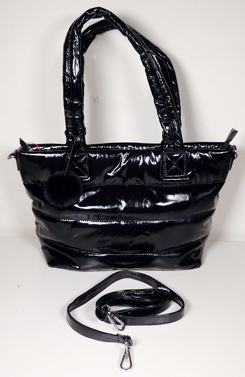Einkaufstasche, sog. Catwalk Shopper RD-22306, Foto siehe Anlage,
- mit einer Außenseite aus Kunststofffolien,
- mit zwei Handtragegriffen,
- mit einem an einem Tragegriff befestigten Anhänger in Form eines Pompons verziert,
- mit einem abnehmbaren Schultertragegurt,
- mit einem ca. 4 cm unterhalb des oberen Randes verlaufenden Reißverschluss versehen,
- - gefüttert und gepolstert; innen mit einem Reißverschlussfach und zwei Einsteckfächern ausgestattet,
- mit den Abmessungen: ca. 38 cm (Breite) x 26 cm (Höhe) x 11 cm (Tiefe).

"Einkaufstasche, mit Außenseite aus Kunststofffolien"