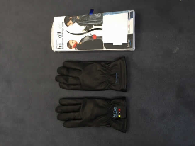 Bekleidungszubehör aus Leder (Handschuhe), sog. Hi-Call Smartphone Handschuh mit Bluetooth, Leder,
Foto siehe Anlage,
- in Form einer zusammengesetzten Ware bestehend aus einem Paar Handschuhen und einer
  Freisprecheinrichtung, die im linken Handschuh integriert ist,
- Handschuhe:
- - als Fünffingerhandschuhe gearbeitet, 
- - aus lt. Antrag Leder,
- - in den Fingerkuppen von Daumen- und Zeigefinger mit integrierten, leitfähigen Fasern zur Bedienung eines
    Smartphone-Displays, 
- - gefüttert, 
- - mit einem Gummizug als Verengung am Handgelenk.
- - ohne funktionelle Merkmale von Spezialsport- oder Schutzhandschuhen,
- Freisprecheinrichtung:
- - bestehend aus einem im Daumen integrierten Lautsprecher, einem im kleinen Finger integrierten Mikrofon,
    einem im Bund integrierten Bluetoothmodul mit Bedienelementen, Akkumulator, Mini-USB-Anschluss,
    Statusleuchten und USB-Kabel,
- die Handschuhe aus Leder verleihen der zusammengesetzten Ware den wesentlichen Charakter,
- in einer Schachtel aus Pappe verpackt.

"Bekleidungszubehör (Fingerhandschuhe), aus Leder, keine Spezialsport- oder Schutzhandschuhe"