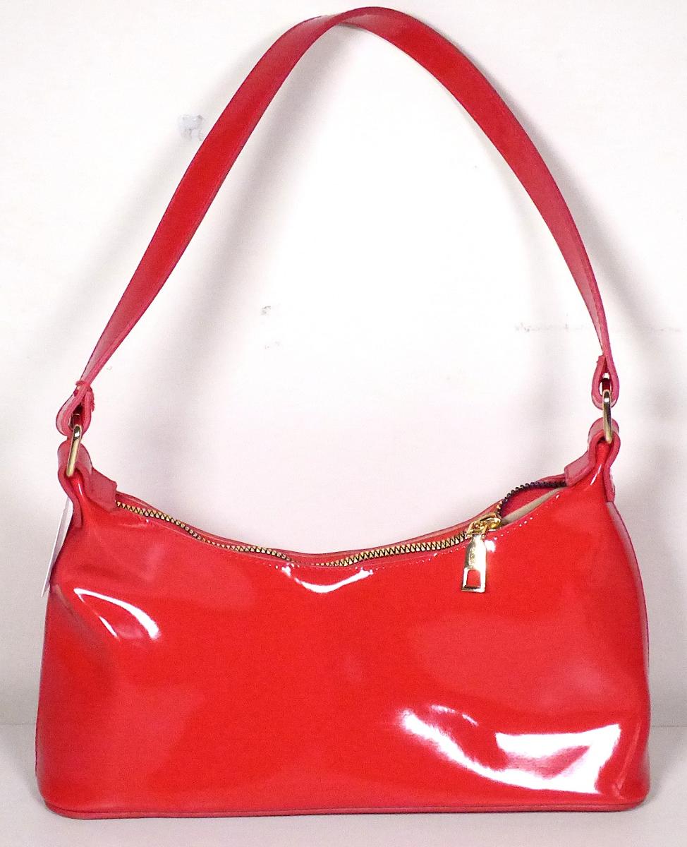 Handtasche, sog. Handtasche Catwalk DA8208, Foto siehe Anlage,
- mit einer Außenseite aus Kunststofffolien (Lacklederoptik),
- mit einem Tragegriff,
- mit einem entlang des oberen Rands verlaufenden Reißverschluss versehen,
- - gefüttert; ohne Inneneinteilung,
- mit den Abmessungen: ca. 29 cm (Breite) x 15 cm (Höhe) x 6,5 cm (Tiefe),
- in zwei Farben,
- Handtasche, da aufgrund der Größe und des Gesamteindrucks in erster Linie dazu geeignet,
  kleinere, persönliche Gegenstände aufzunehmen.

"Handtasche, mit Außenseite aus Kunststofffolien"
